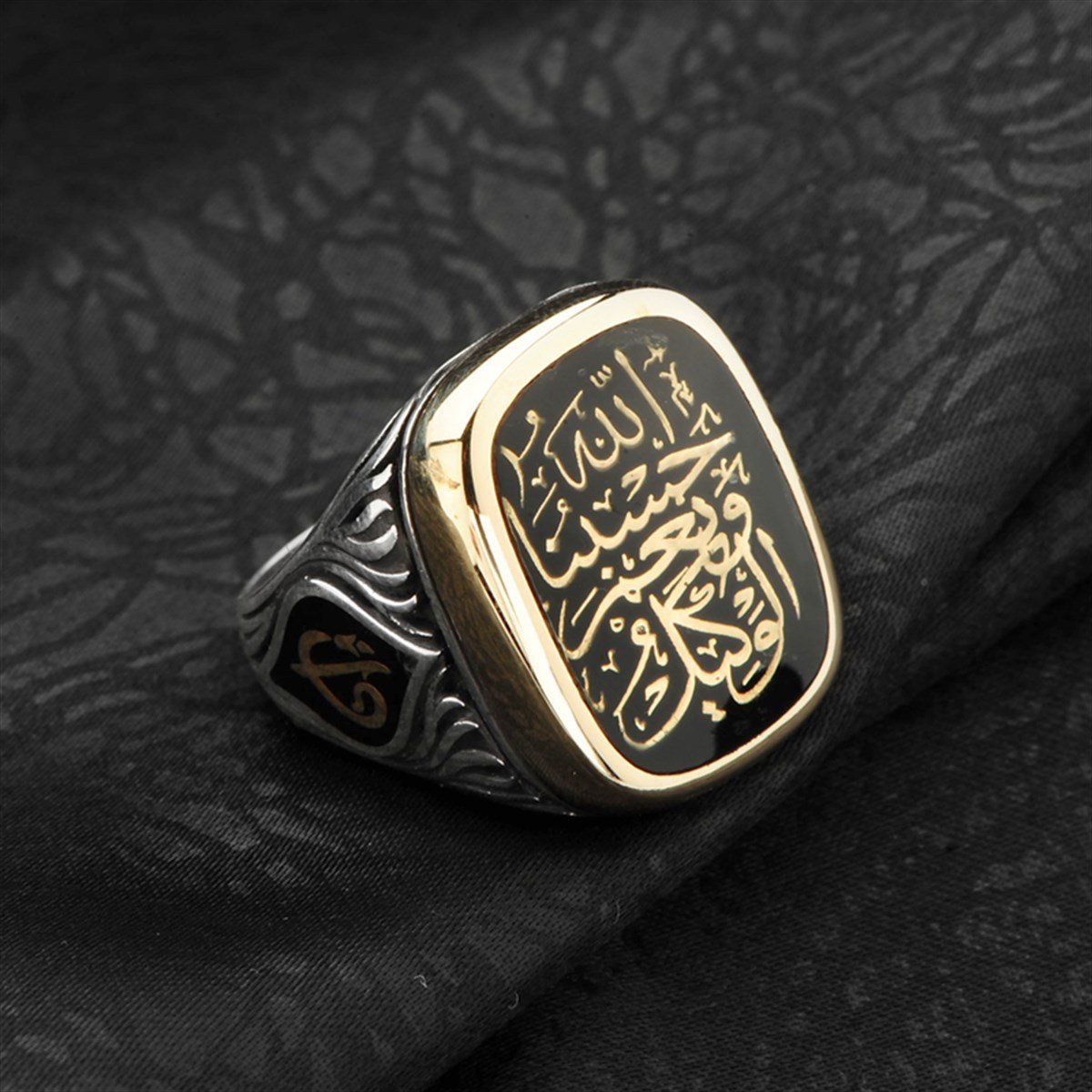 Değişebilir Yan Sembollü Dikdörtgen TV Kasalı Yeni Hat Tasarımlı Hasbünallâhu ve Nİ'me'l Vekil 925 Ayar Gümüş Erkek Yüzük