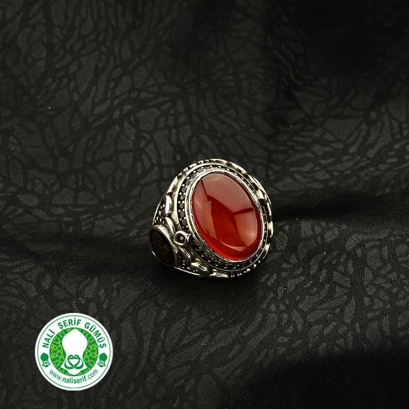 Değişebilir Yan Sembollü Oval Kasalı Kapşonlu Kırmızı Akik Taşlı Gümüş Erkek Yüzük
