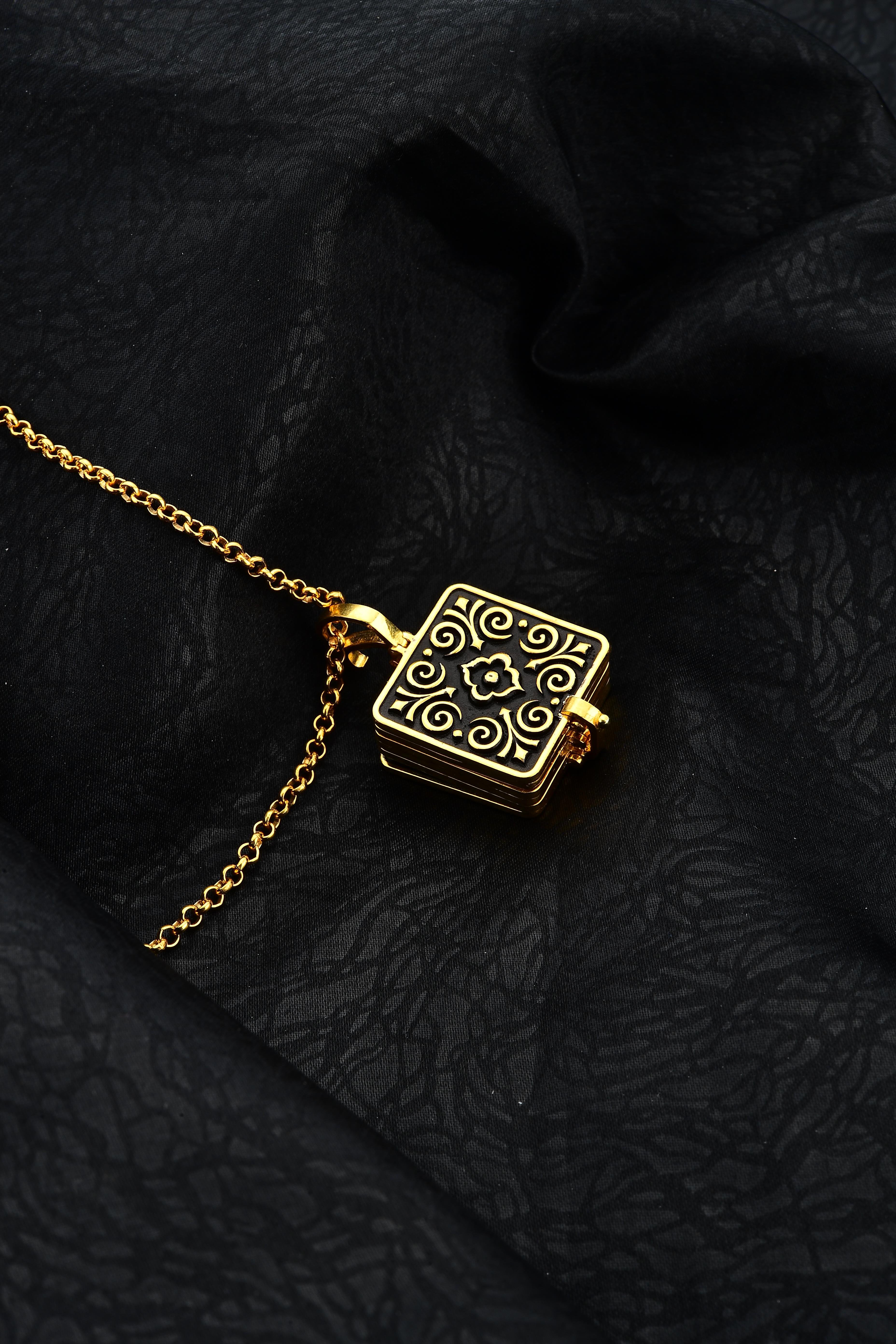 Gümüş Altın Kaplamalı Kabartma Desen İşlemeli Bayan 7 Ayetler Kolyesi