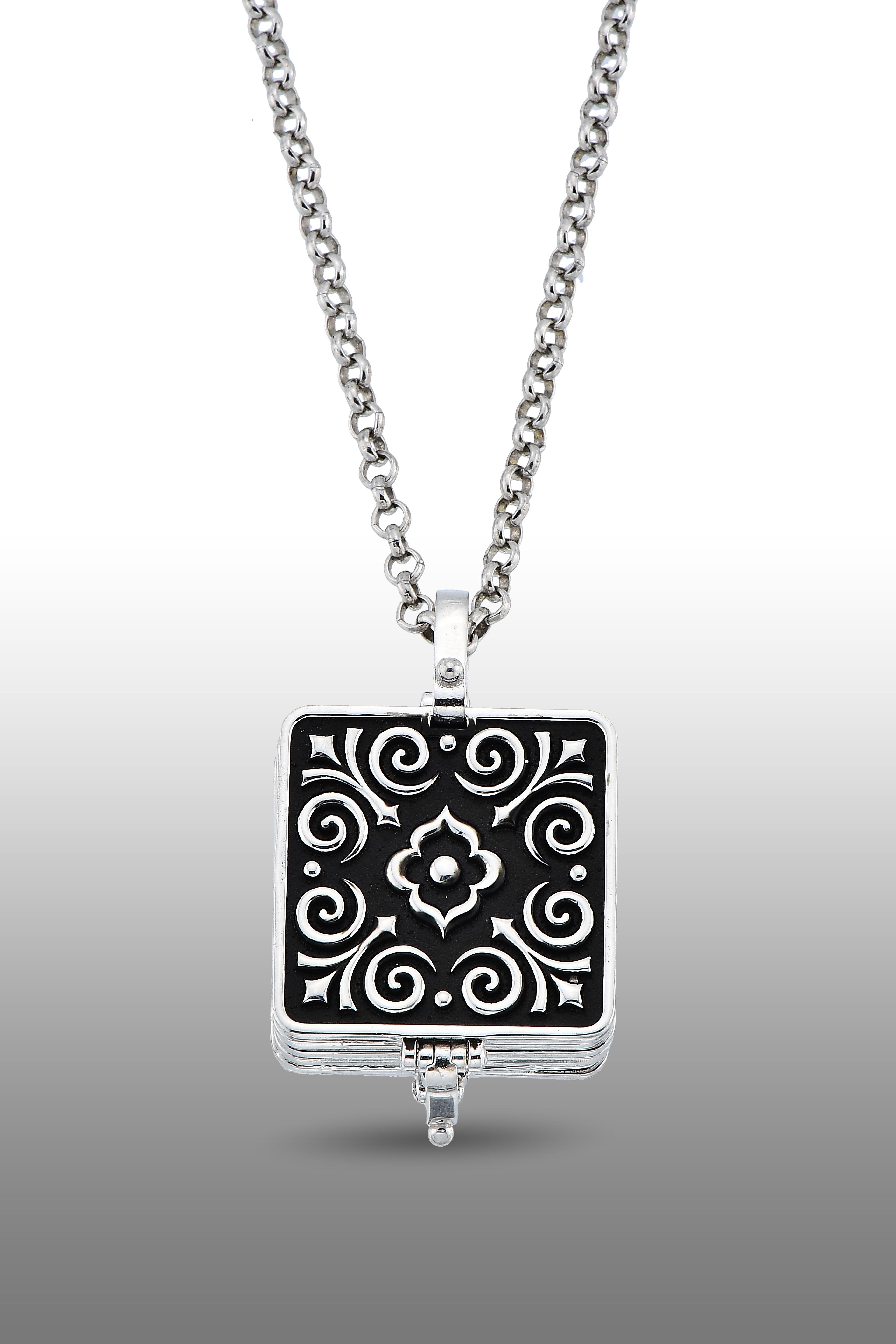 Gümüş Kabartma Desen İşlemeli Bayan 7 Ayetler Kolyesi