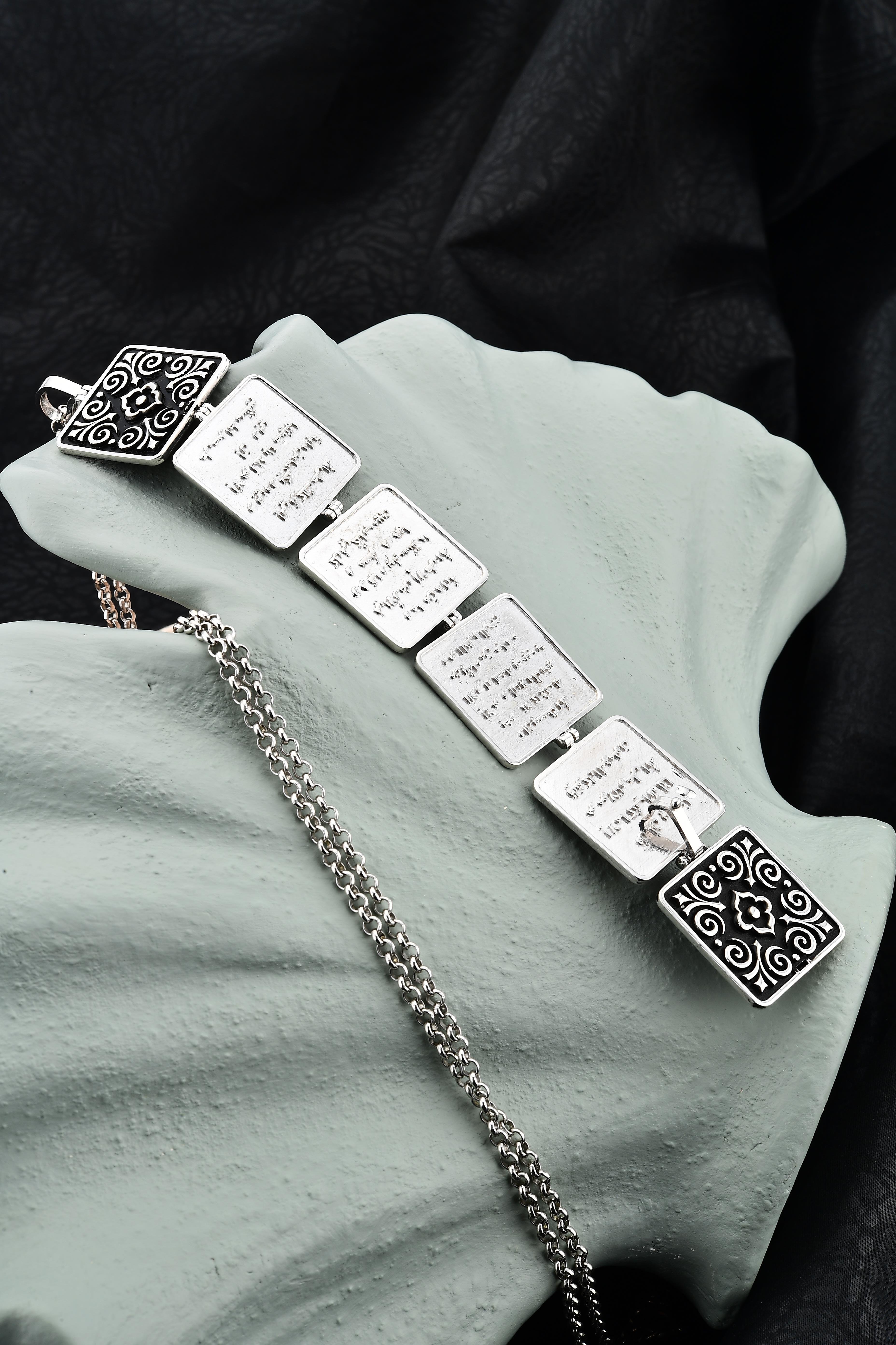 Gümüş Kabartma Desen İşlemeli Erkek 7 Ayetler Kolyesi