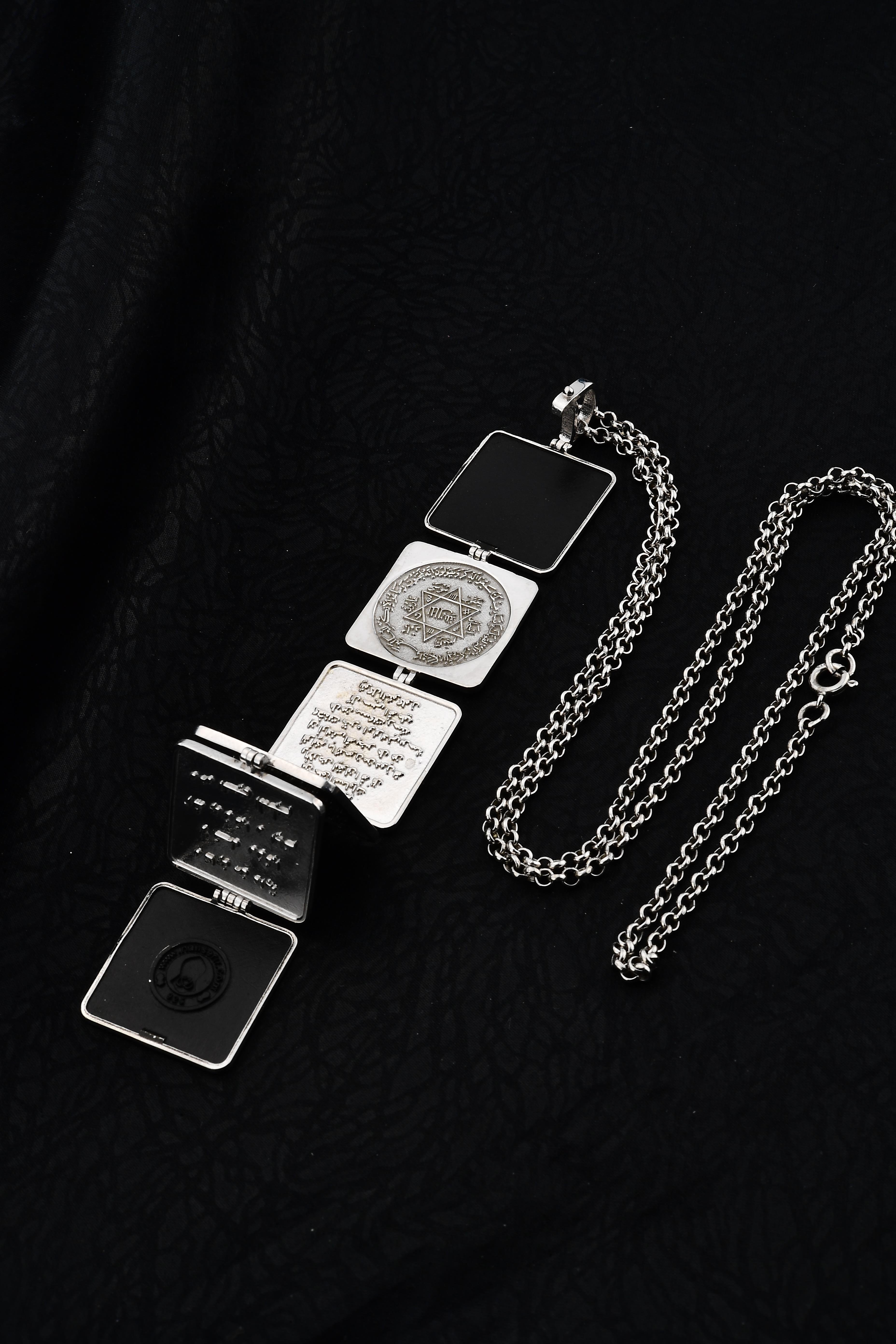 Gümüş Kabartma Desen İşlemeli Erkek 7 Ayetler Kolyesi