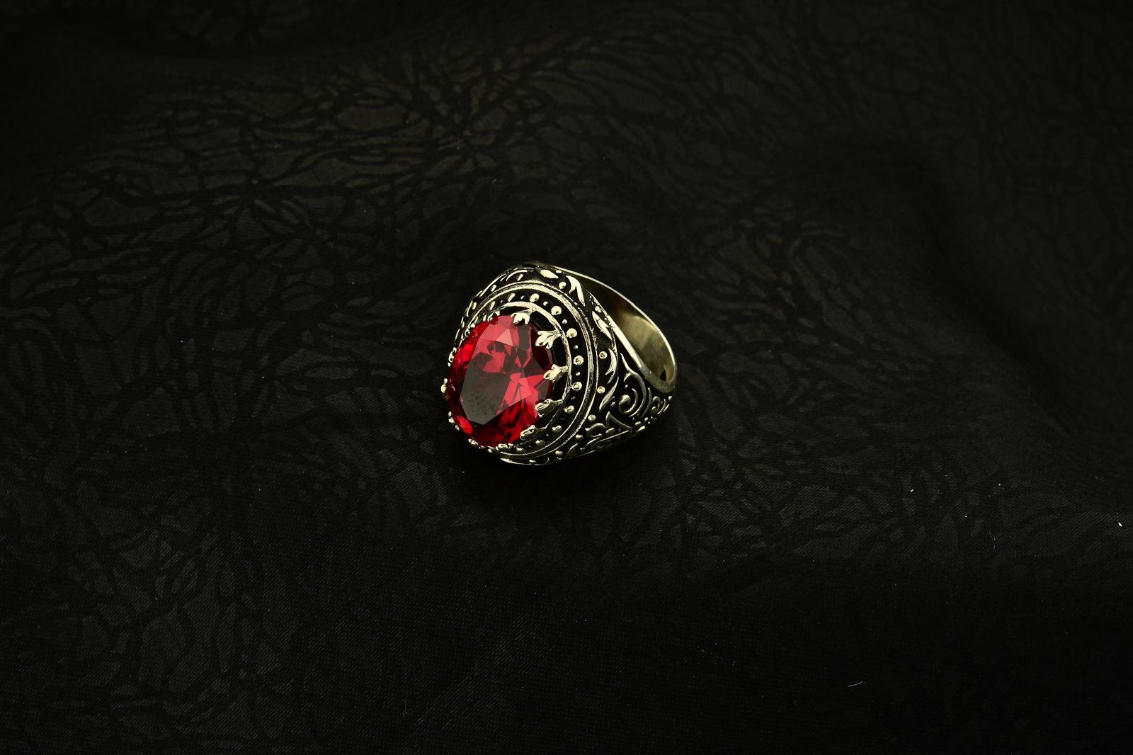 Kabartma desen işlemeli 12×16 oval ruby kırmızı taşlı gümüş erkek yüzük