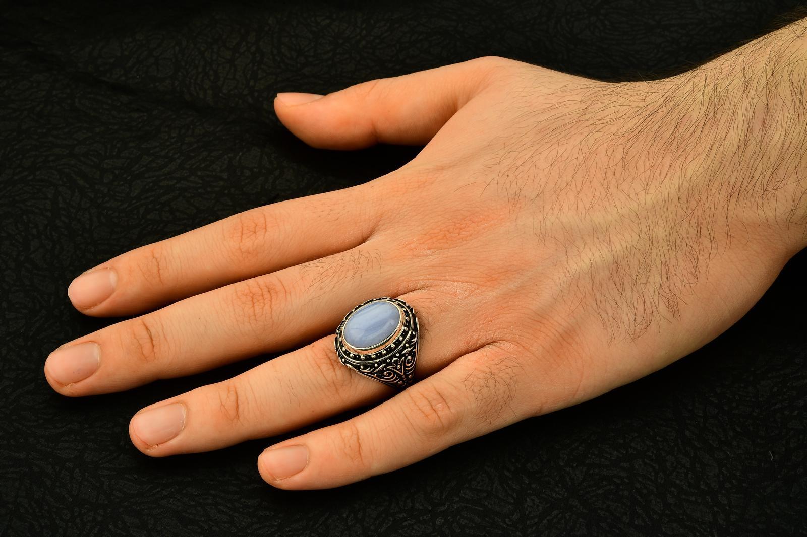 Kabartma Desen İşlemeli Kalsedon Taşlı Oval Kasa 925 Ayar Erkek Gümüş Yüzük