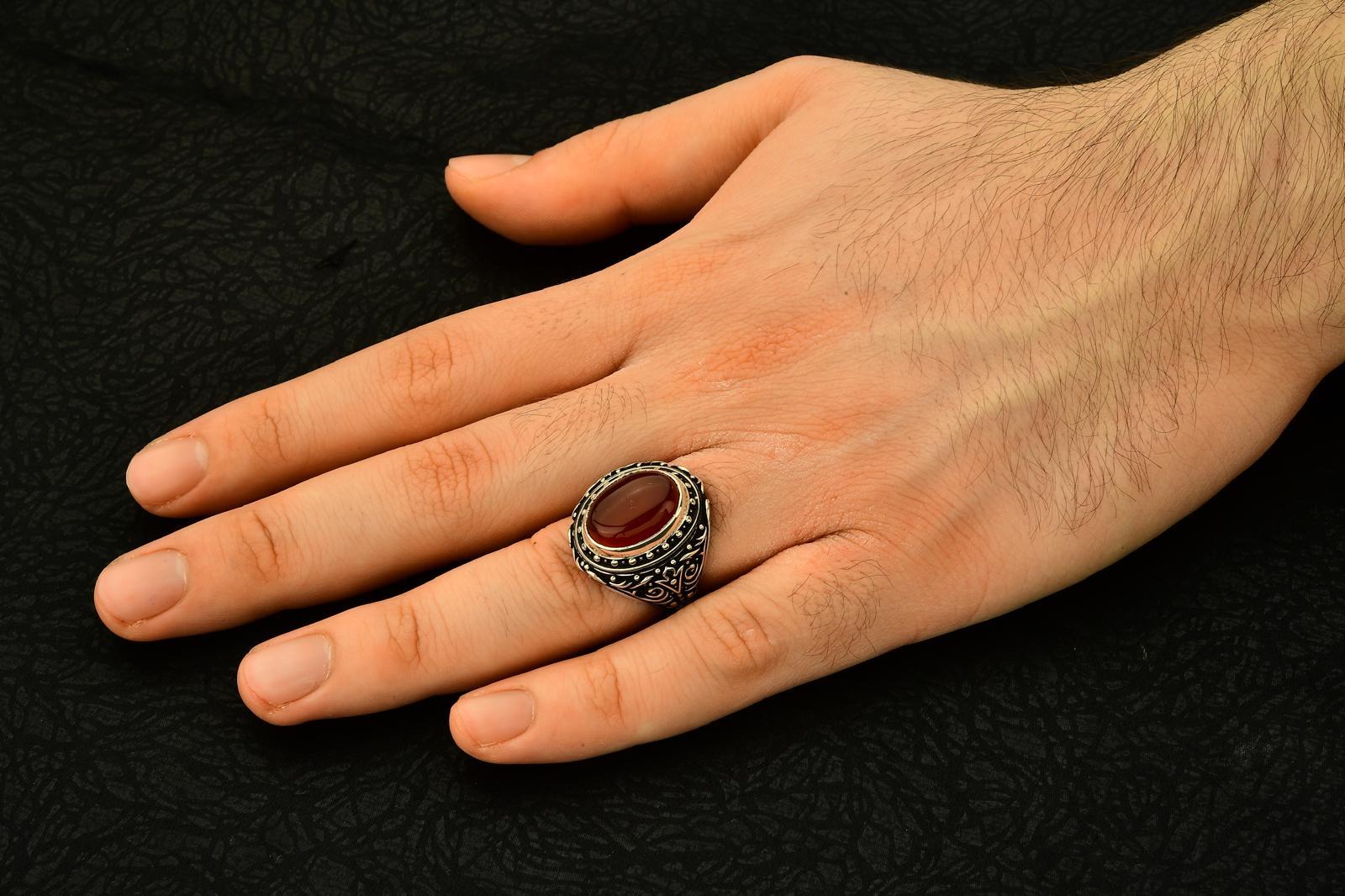 Kabartma Desen İşlemeli Kırmızı Akik Taşlı Oval Kasa 925 Ayar Erkek Gümüş Yüzük