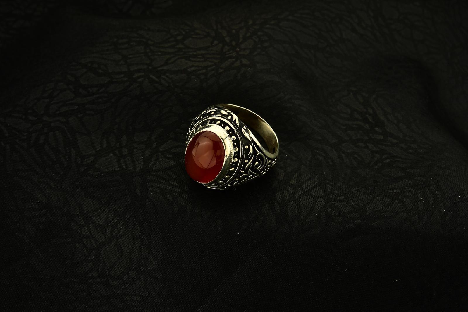Kabartma Desen İşlemeli Kırmızı Akik Taşlı Oval Kasa 925 Ayar Erkek Gümüş Yüzük