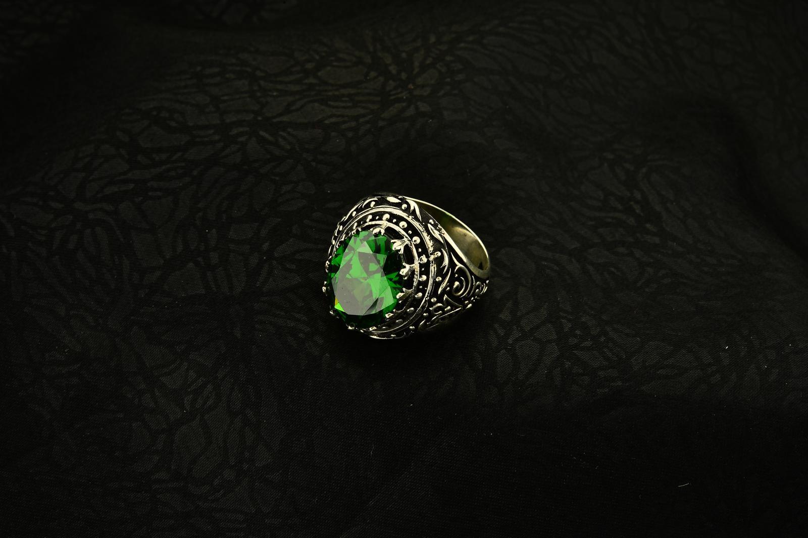 Kabartma Desen İşlemeli Kristal Kesim Zümrüt Yeşili Taşlı 925 Ayar Gümüş Erkek Yüzük