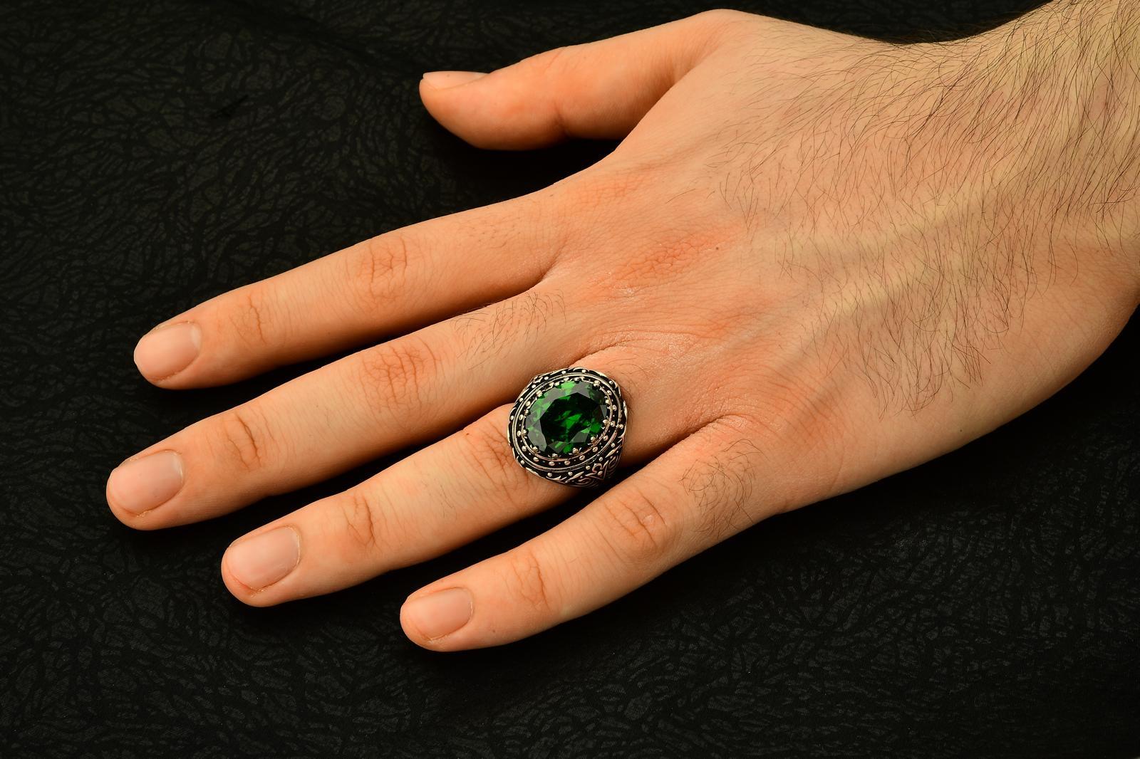 Kabartma Desen İşlemeli Kristal Kesim Zümrüt Yeşili Taşlı 925 Ayar Gümüş Erkek Yüzük
