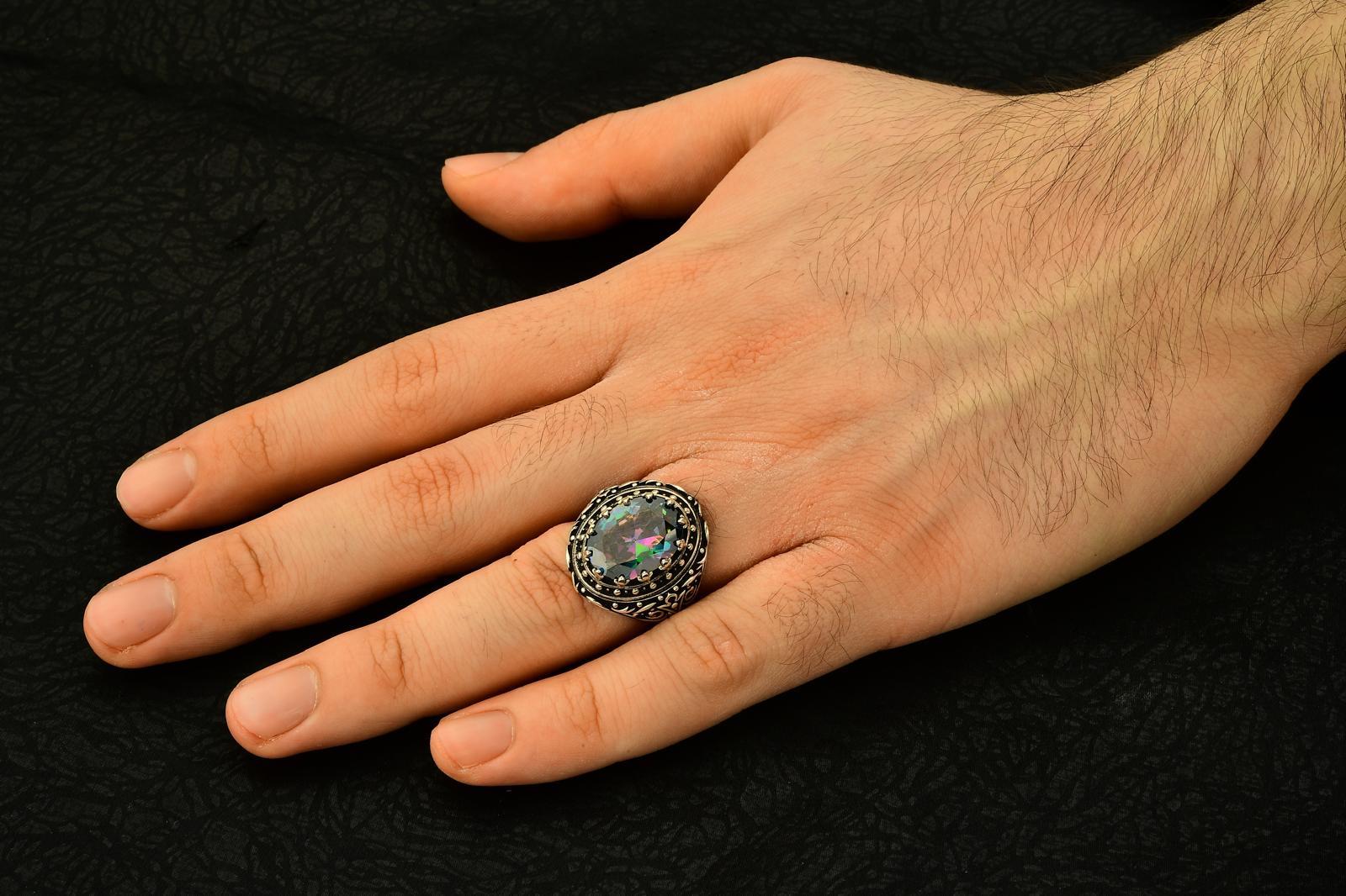 Kabartma Desen İşlemeli Kristal Kesim Mistik Topaz Taşlı Oval Kasa 925 Ayar Erkek Gümüş Yüzük