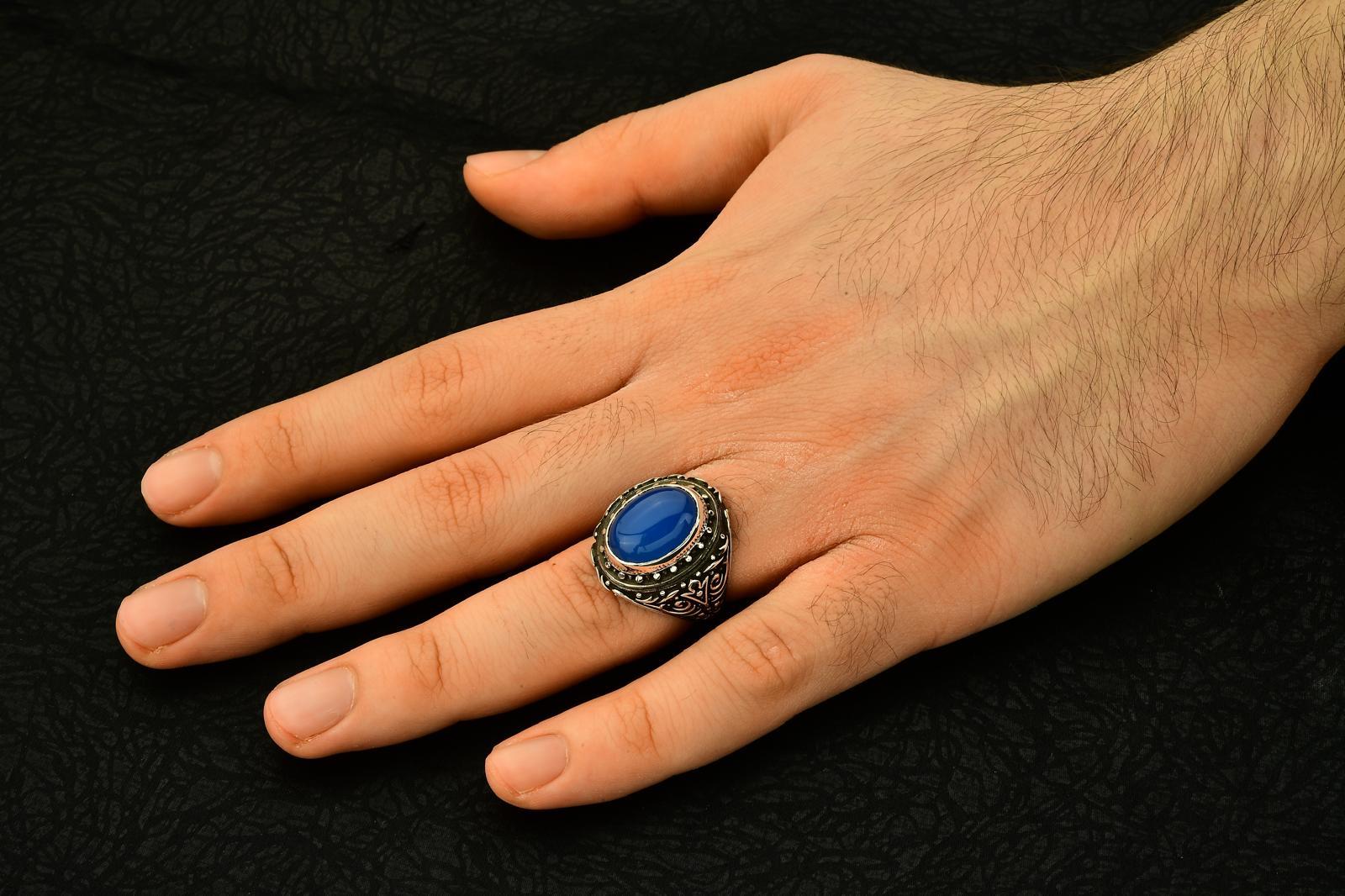 Kabartma Desen İşlemeli Mavi Akik Taşlı Oval Kasa 925 Ayar Erkek Gümüş Yüzük