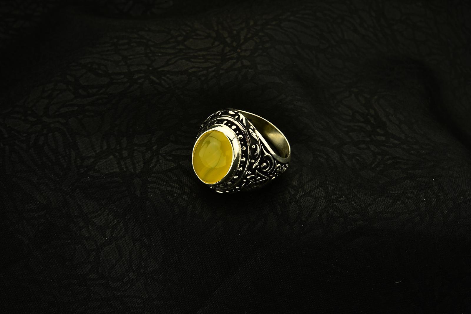 Kabartma Desen İşlemeli Sarı Akik Taşlı Oval Kasa 925 Ayar Erkek Gümüş Yüzük