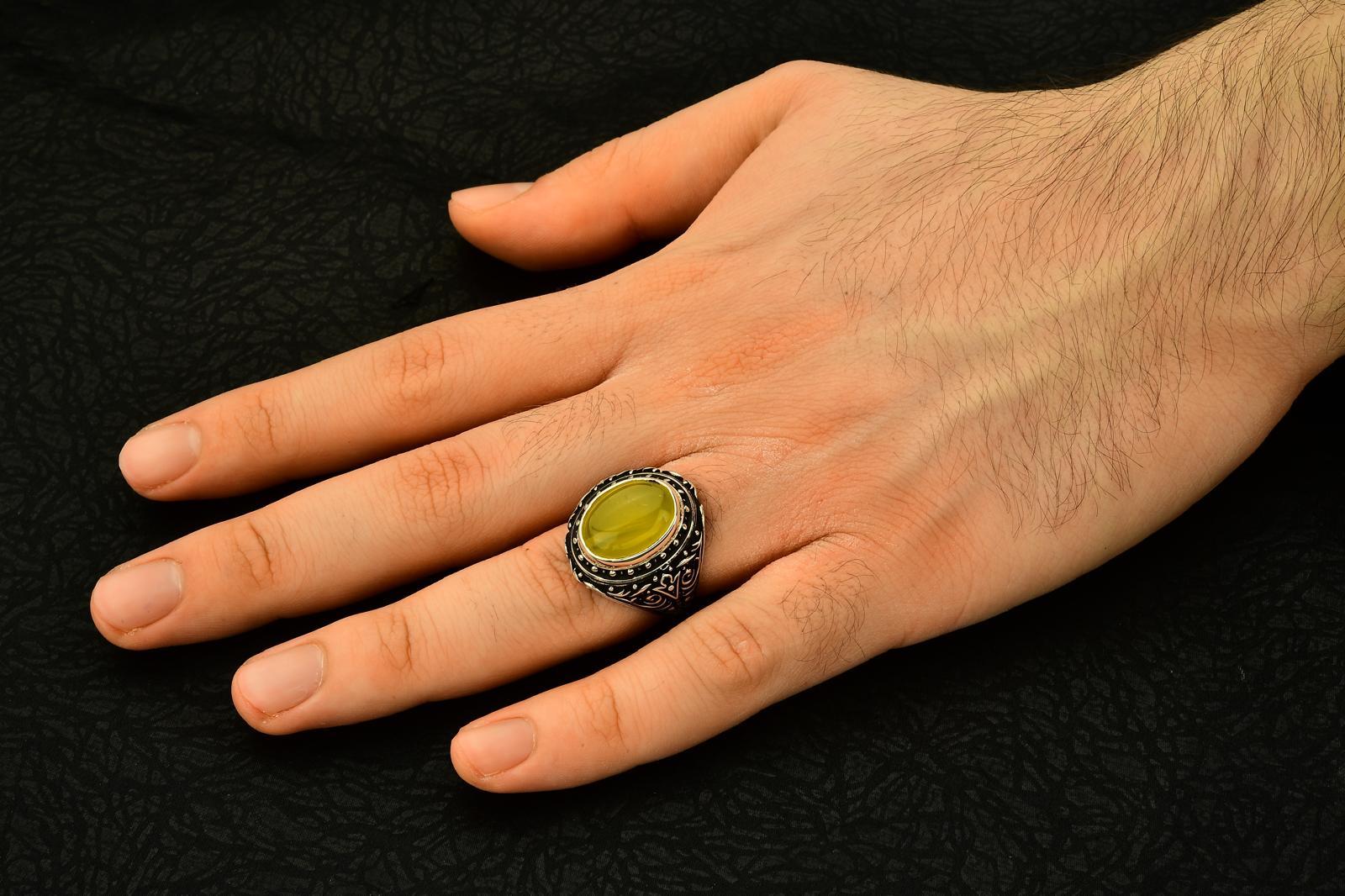Kabartma Desen İşlemeli Sarı Akik Taşlı Oval Kasa 925 Ayar Erkek Gümüş Yüzük