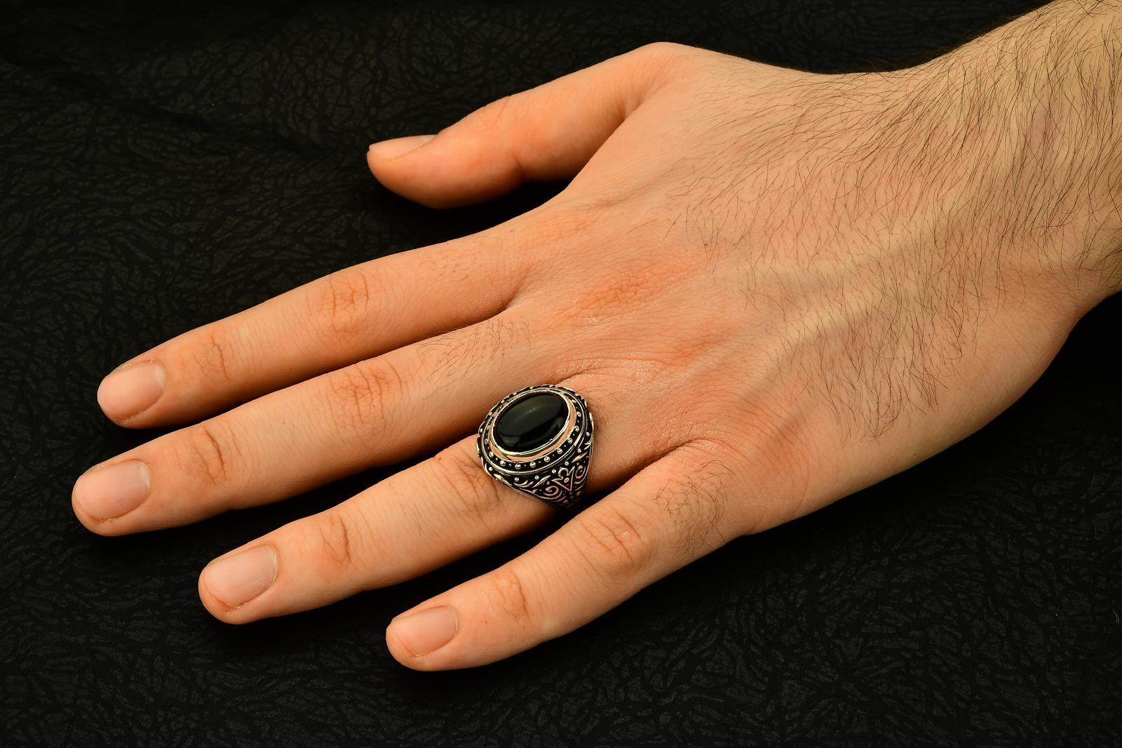 Kabartma Desen İşlemeli Siyah Akik Taşlı Oval Kasa 925 Ayar Erkek Gümüş Yüzük