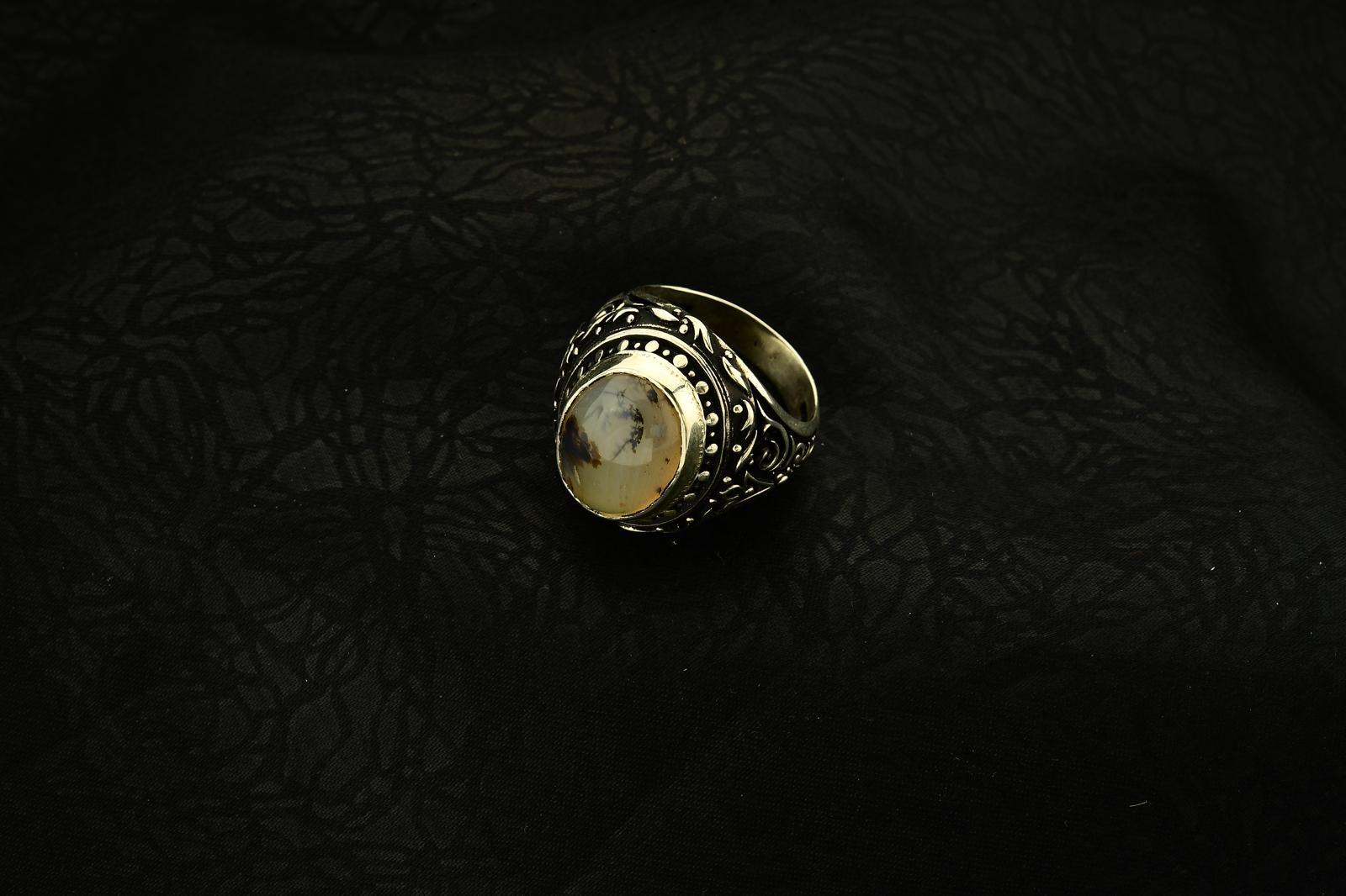 Kabartma Desen İşlemeli Yemen Akiği Taşlı Oval Kasa 925 Ayar Erkek Gümüş Yüzük