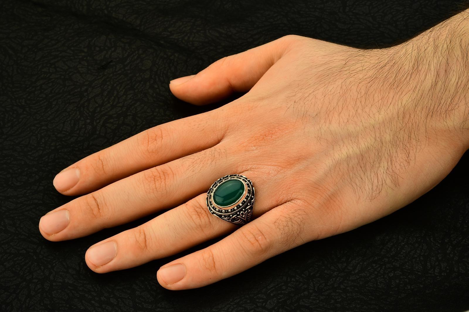 Kabartma Desen İşlemeli Yeşil Akik Taşlı Oval Kasa 925 Ayar Erkek Gümüş Yüzük