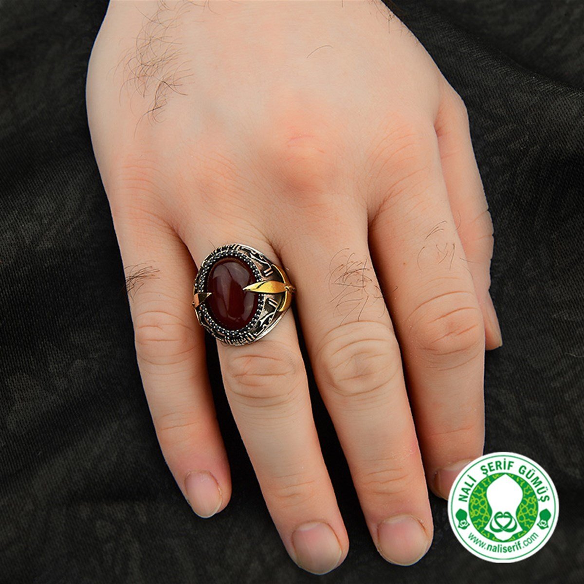 Kılınç Tuğra Kol İşlemeli Kûfi Kelime-i Tevhid Kabartma Yazılı Bordo Akik Taşlı 925 Ayar Gümüş Erkek Yüzük