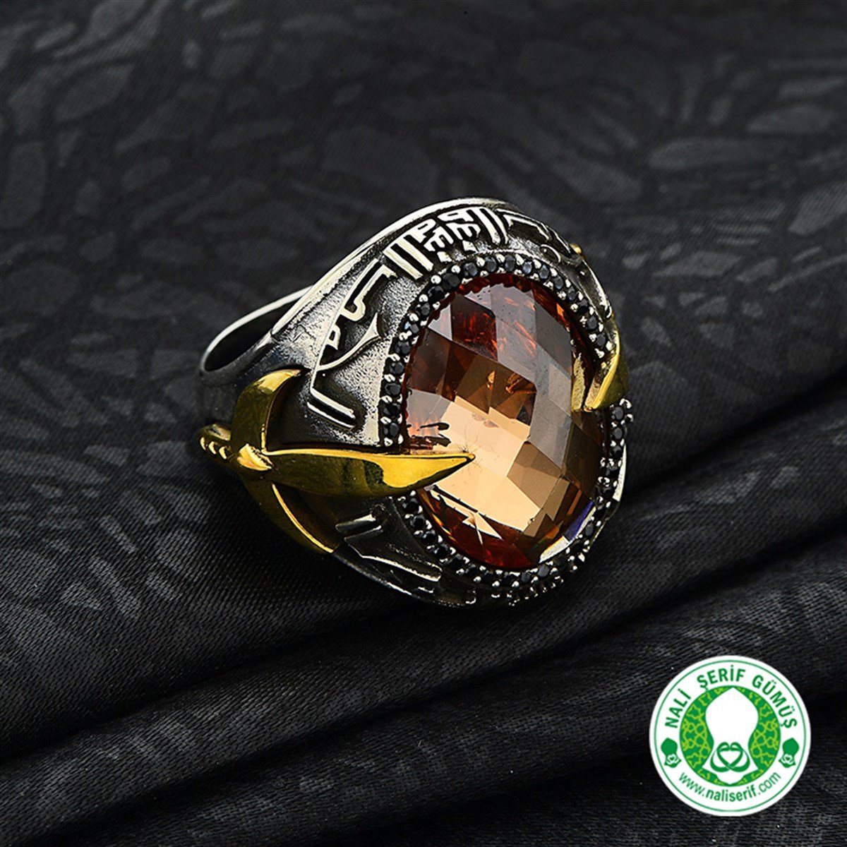 Kılınç Tuğra Kol İşlemeli Kûfi Kelime-i Tevhid Kabartma Yazılı Strin Taşlı 925 Ayar Gümüş Erkek Yüzük