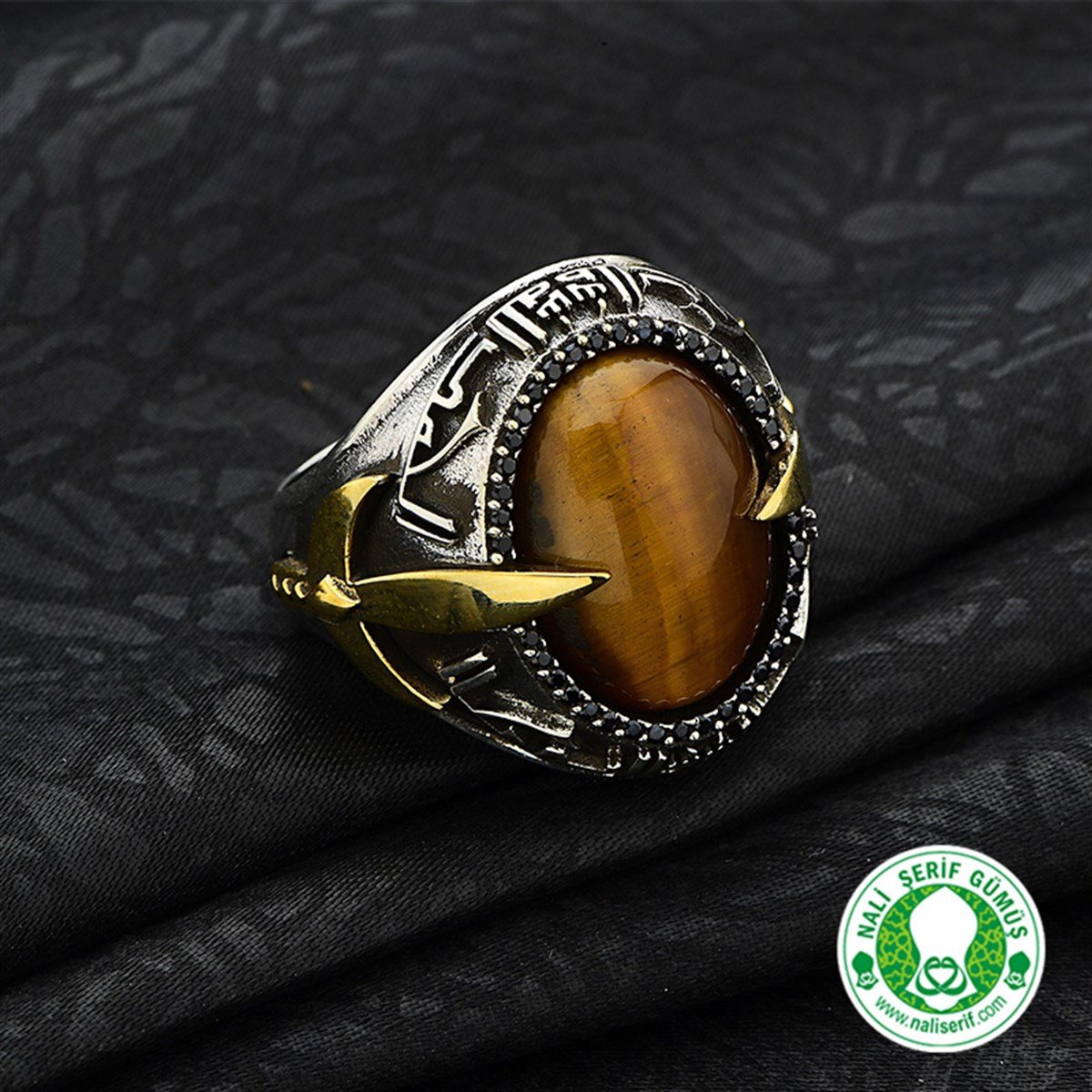 Kılınç Tuğra Kol İşlemeli Kûfi Kelime-i Tevhid Kabartma Yazılı Kaplan Gözü Taşlı 925 Ayar Gümüş Erkek Yüzük