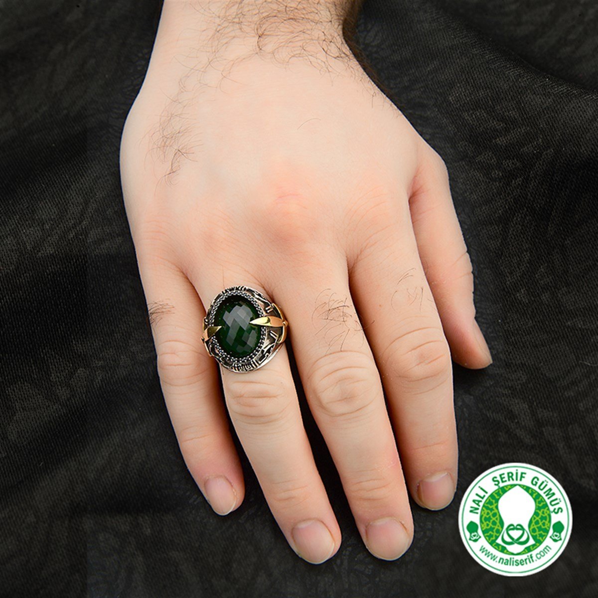 Kılınç Tuğra Kol İşlemeli Kûfi Kelime-i Tevhid Kabartma Yazılı Siyah Kristal Kesim Taşlı 925 Ayar Gümüş Erkek Yüzük