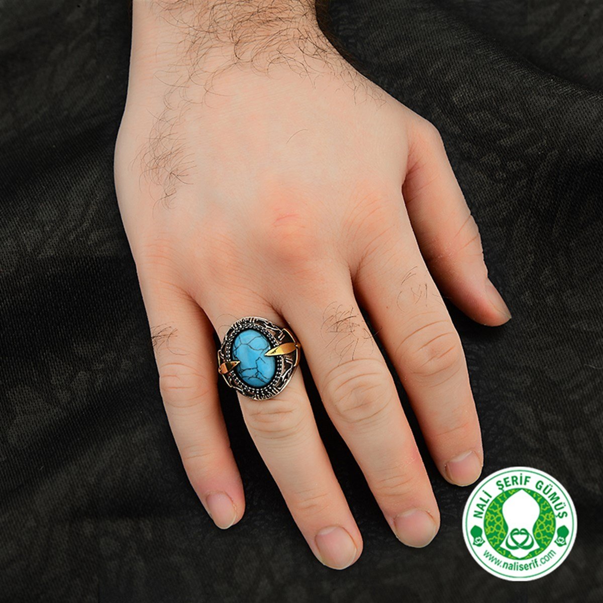 Kılınç Tuğra Kol İşlemeli Kûfi Kelime-i Tevhid Kabartma Yazılı Firuze TurkuazTaşlı 925 Ayar Gümüş Erkek Yüzük