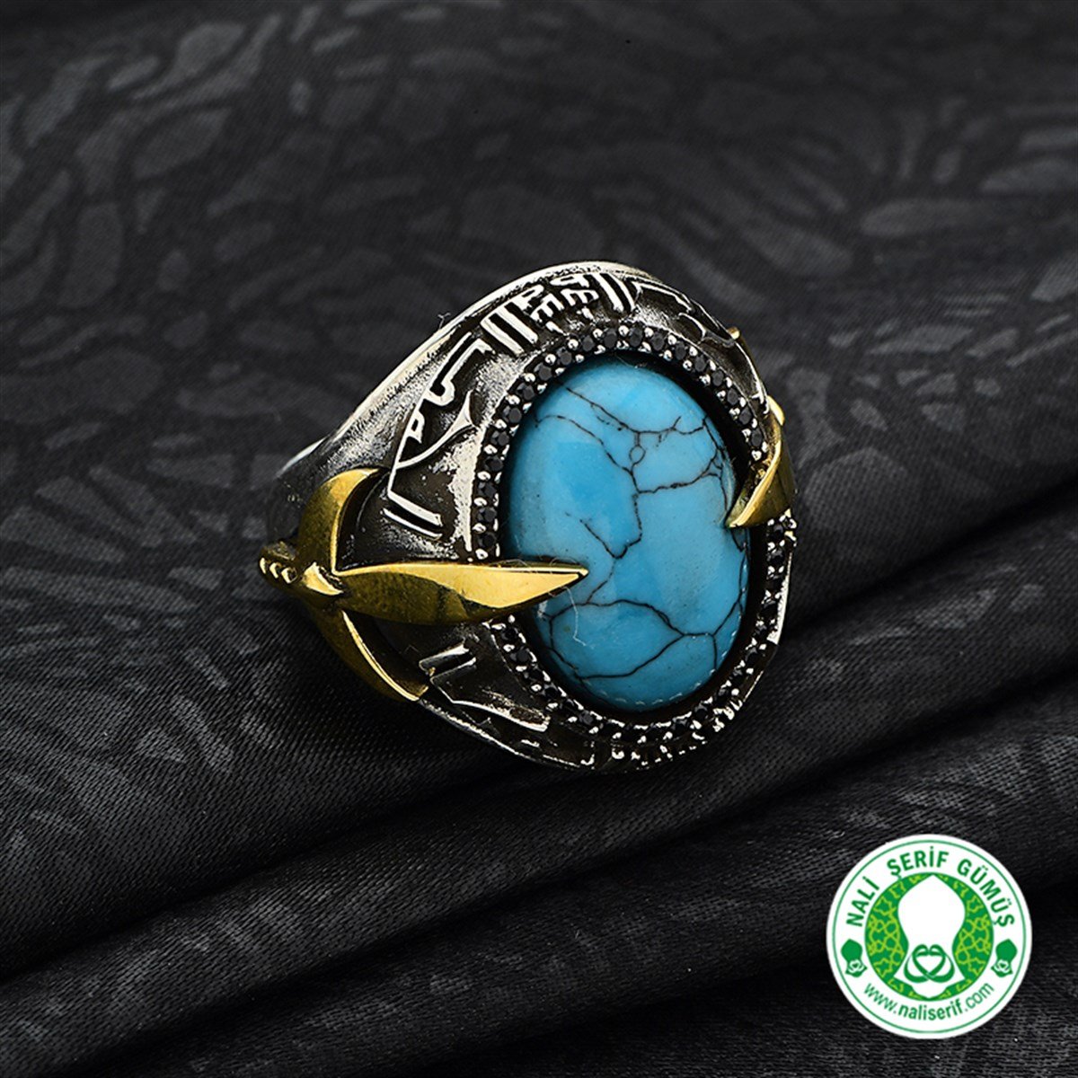 Kılınç Tuğra Kol İşlemeli Kûfi Kelime-i Tevhid Kabartma Yazılı Firuze TurkuazTaşlı 925 Ayar Gümüş Erkek Yüzük