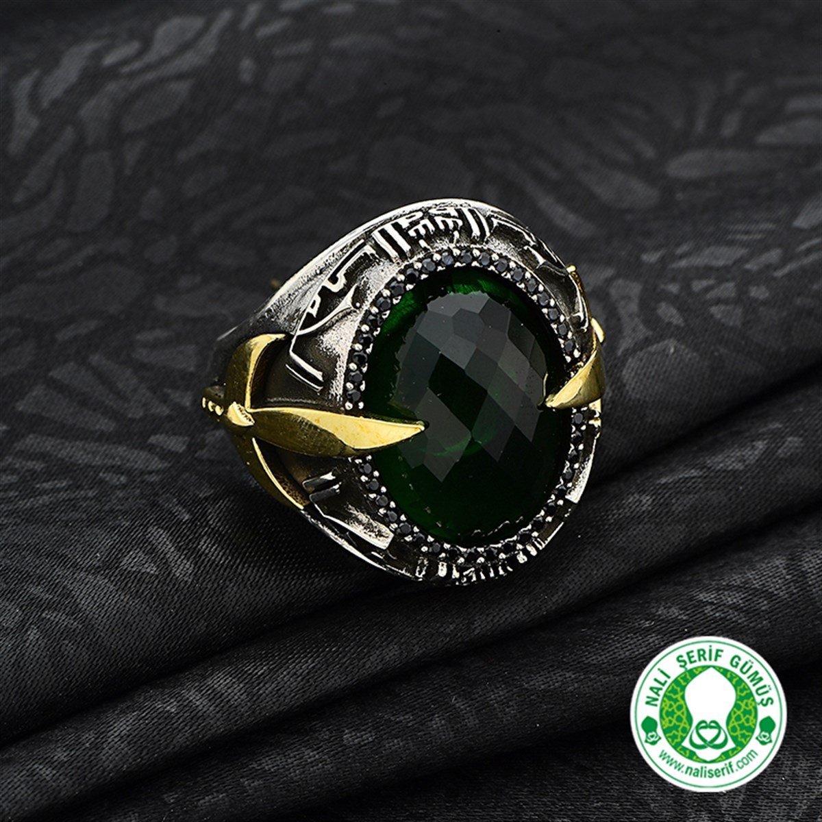 Kılınç Tuğra Kol İşlemeli Kûfi Kelime-i Tevhid Kabartma Yazılı Siyah Kristal Kesim Taşlı 925 Ayar Gümüş Erkek Yüzük