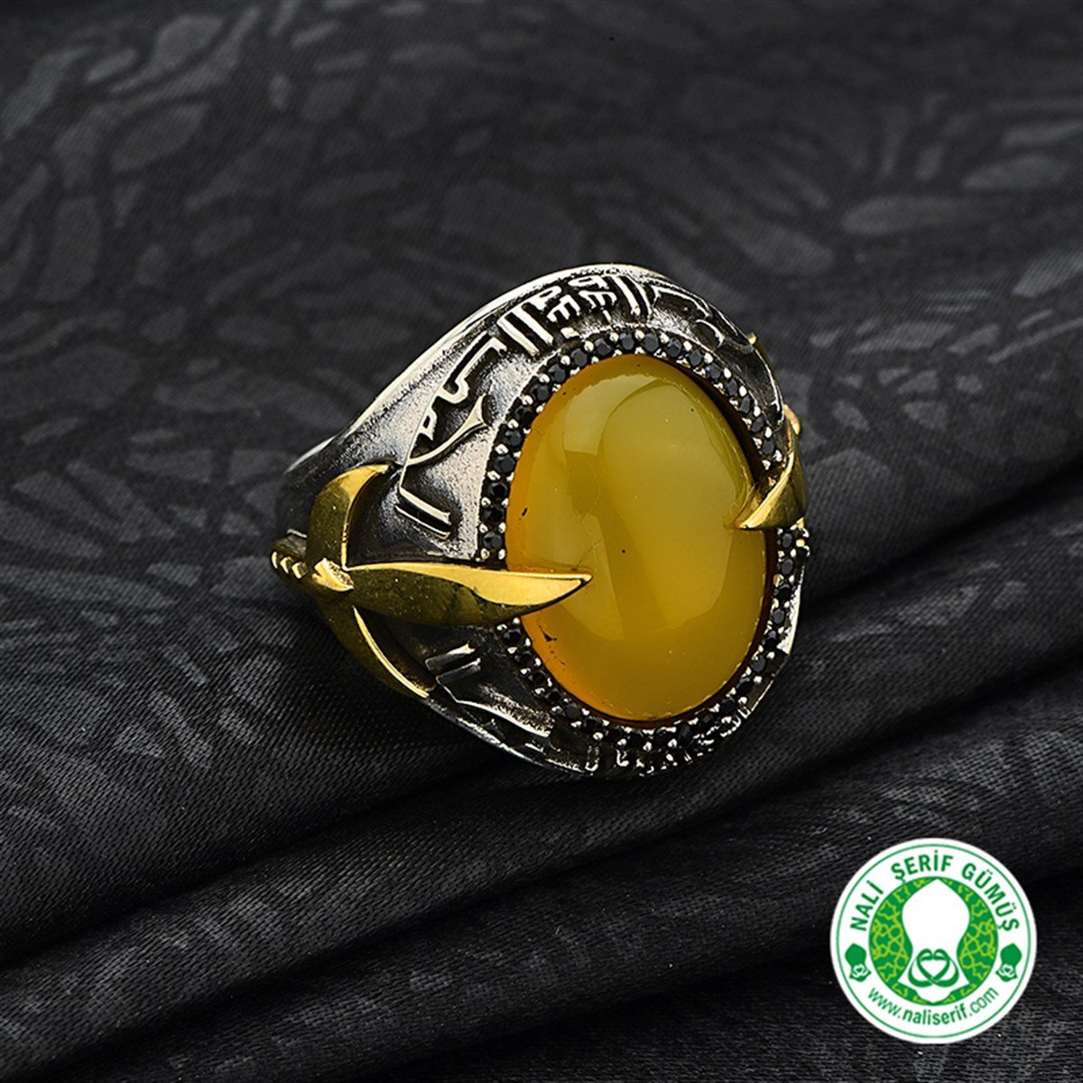 Kılınç Tuğra Kol İşlemeli Kûfi Kelime-i Tevhid Kabartma Yazılı Sarı Akik Taşlı 925 Ayar Gümüş Erkek Yüzük