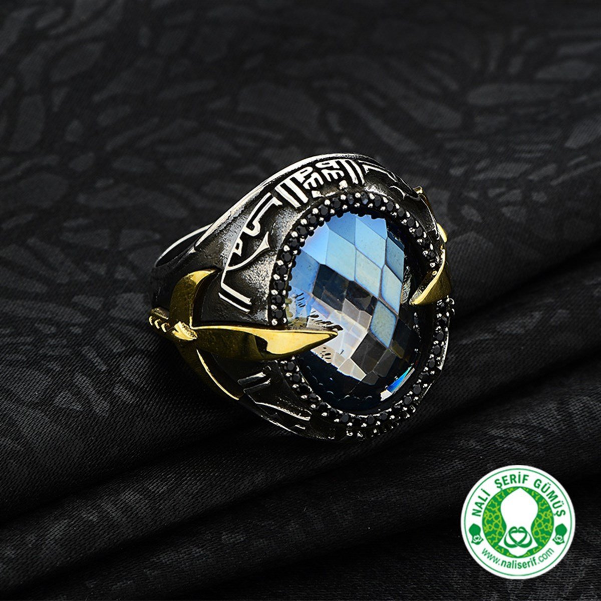 Kılınç Tuğra Kol İşlemeli Kûfi Kelime-i Tevhid Kabartma Yazılı Renk Değiştiren Mistik Topaz Taşlı 925 Ayar Gümüş Erkek Yüzük