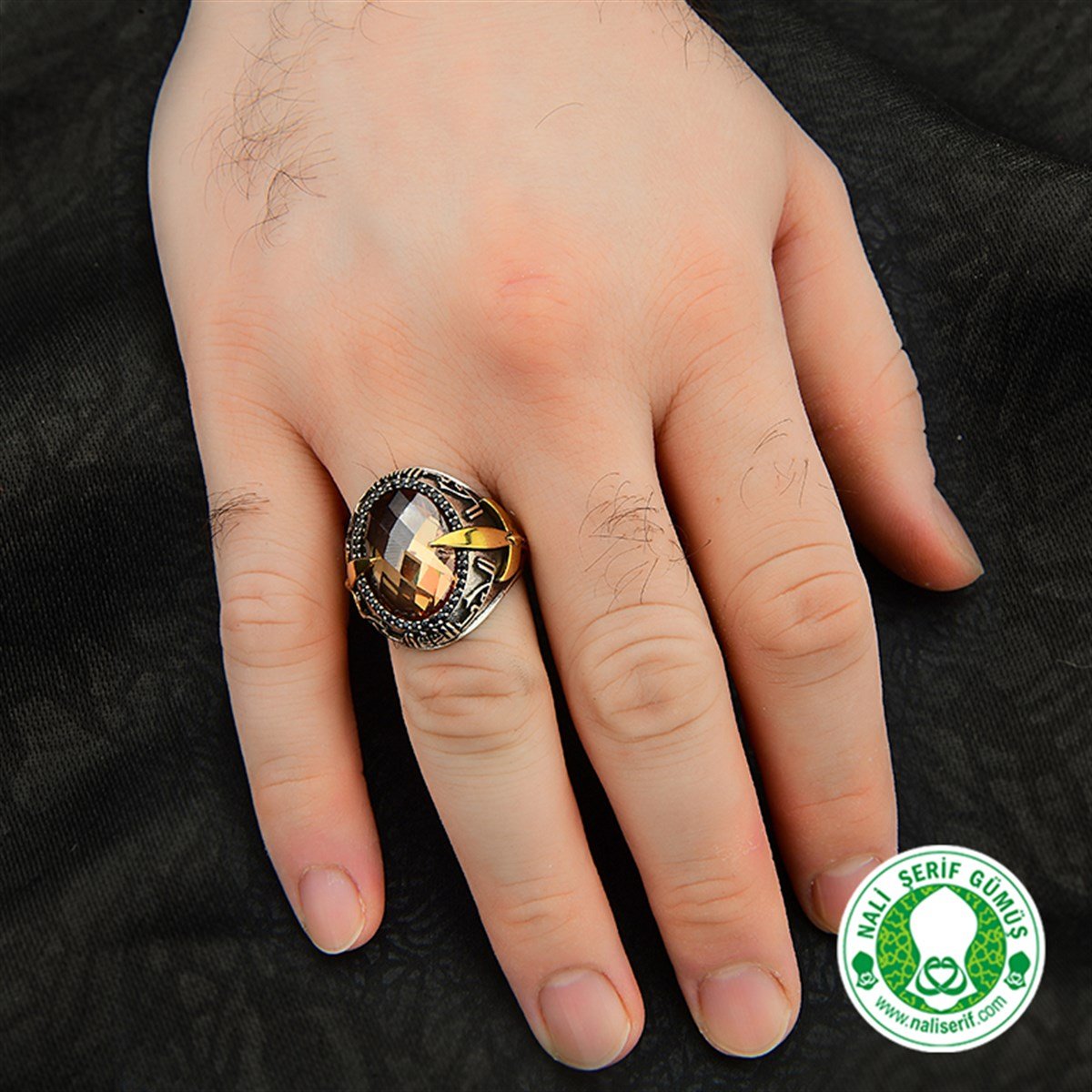 Kılınç Tuğra Kol İşlemeli Kûfi Kelime-i Tevhid Kabartma Yazılı Strin Taşlı 925 Ayar Gümüş Erkek Yüzük