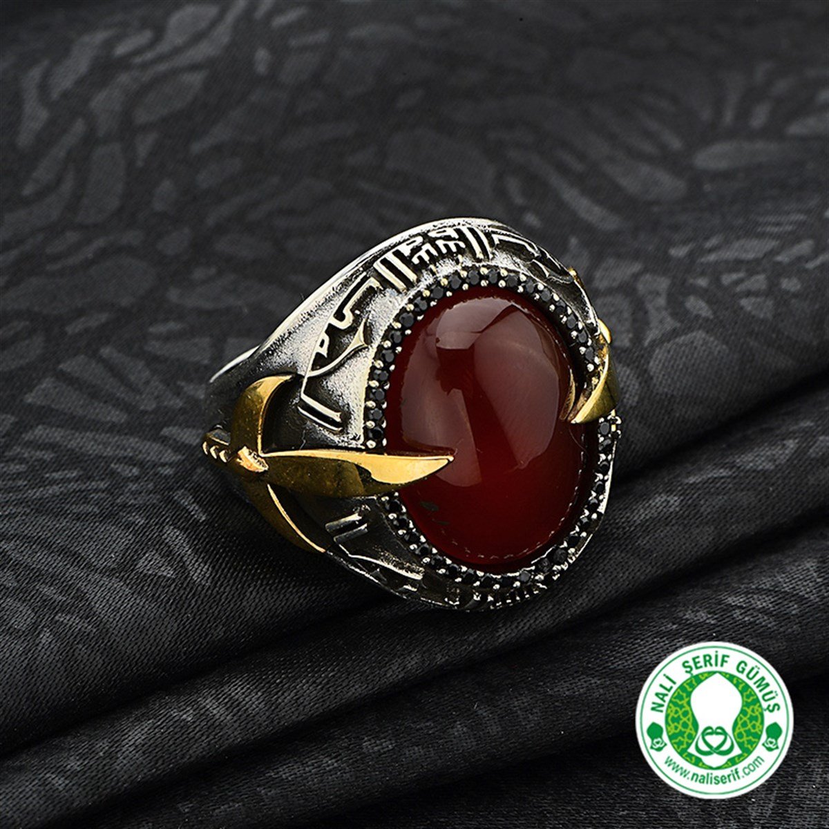 Kılınç Tuğra Kol İşlemeli Kûfi Kelime-i Tevhid Kabartma Yazılı Bordo Akik Taşlı 925 Ayar Gümüş Erkek Yüzük