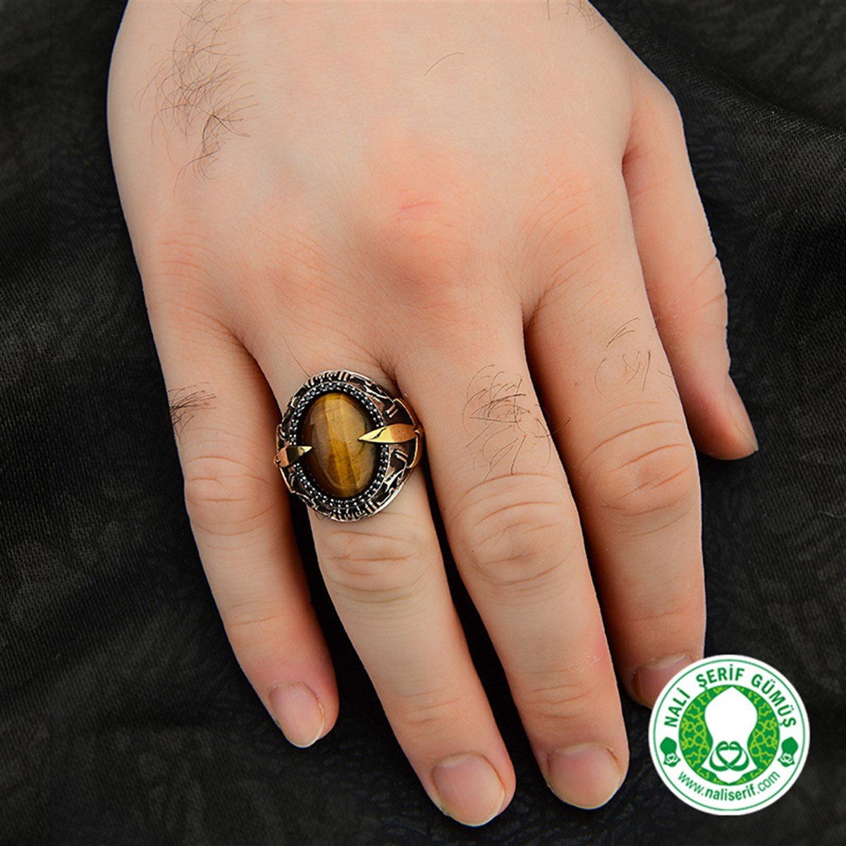 Kılınç Tuğra Kol İşlemeli Kûfi Kelime-i Tevhid Kabartma Yazılı Kaplan Gözü Taşlı 925 Ayar Gümüş Erkek Yüzük