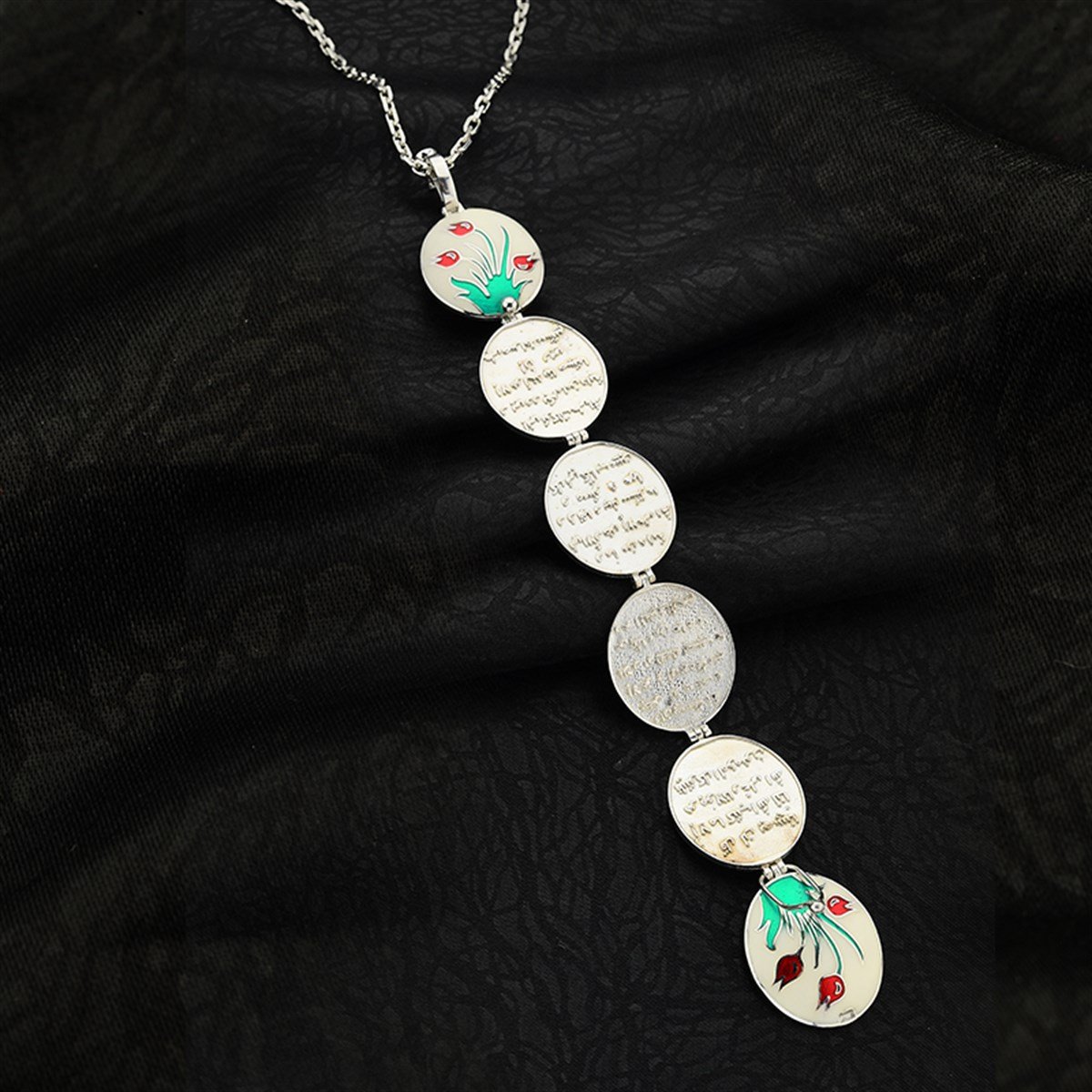 Lale Motifli İçinde Hz. Ali'nin (ra) İşaret Ettiği  7 Ayet Bulunan Gümüş Zirkon Taşlı Oval Sekiz Kapaklı Sandık 925 Ayar Gümüş Bayan Kolye