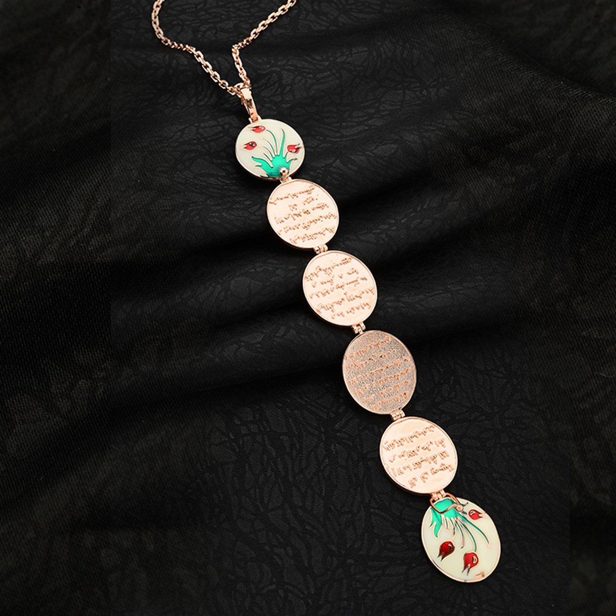 Lale Motifli İçinde Hz. Ali'nin (ra) İşaret Ettiği  7 Ayet Bulunan Roz Kaplamalı Zirkon Taşlı Oval Sekiz Kapaklı Sandık 925 Ayar Gümüş Bayan Kolye