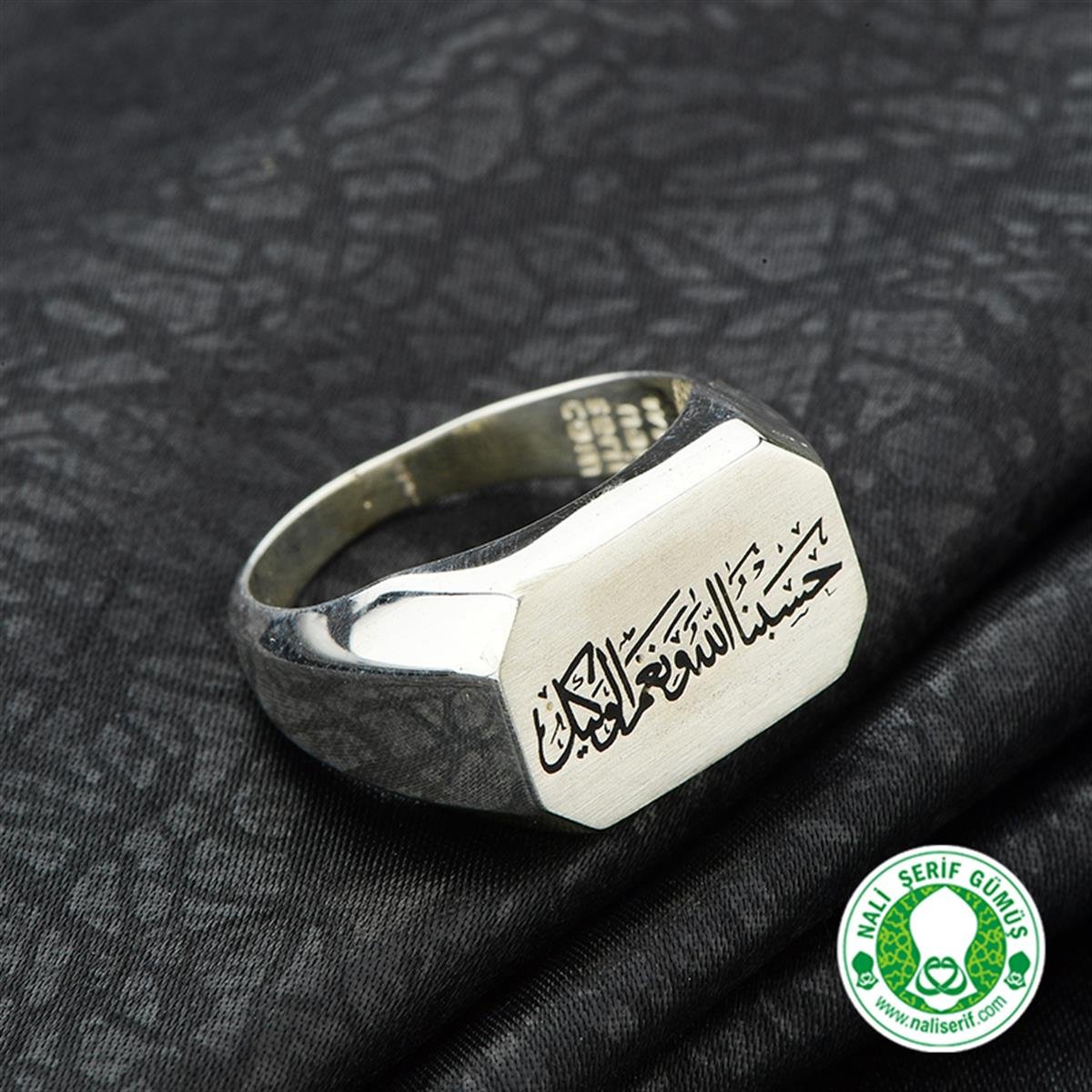 Sekiz Köşeli Yatay Hasbünallâhu ve Ni'me'l Vekil (ALLAH bana yeter, O ne güzel vekildir!) Yazılı 925 Ayar Gümüş Erkek Yüzük