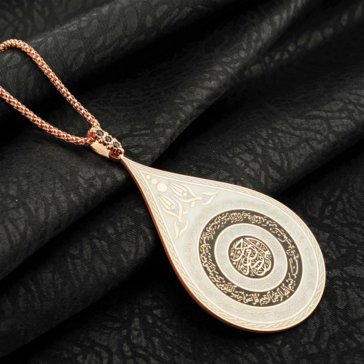Siyah Beyaz Mineli Roz Kaplamalı Damla Modeli Ayetel Kürsi Felak Nas Yazılı Orta Kısım Kişiye Özel Gümüş Bayan Kolye Zincirli
