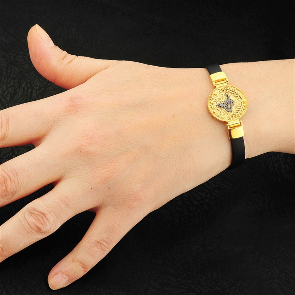 Tuğralı Altın Kaplama Kauçuk Kordonlu 925 Ayar Gümüş Bileklik