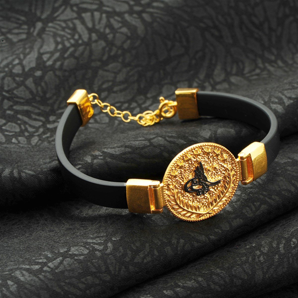 Tuğralı Altın Kaplama Kauçuk Kordonlu 925 Ayar Gümüş Bileklik