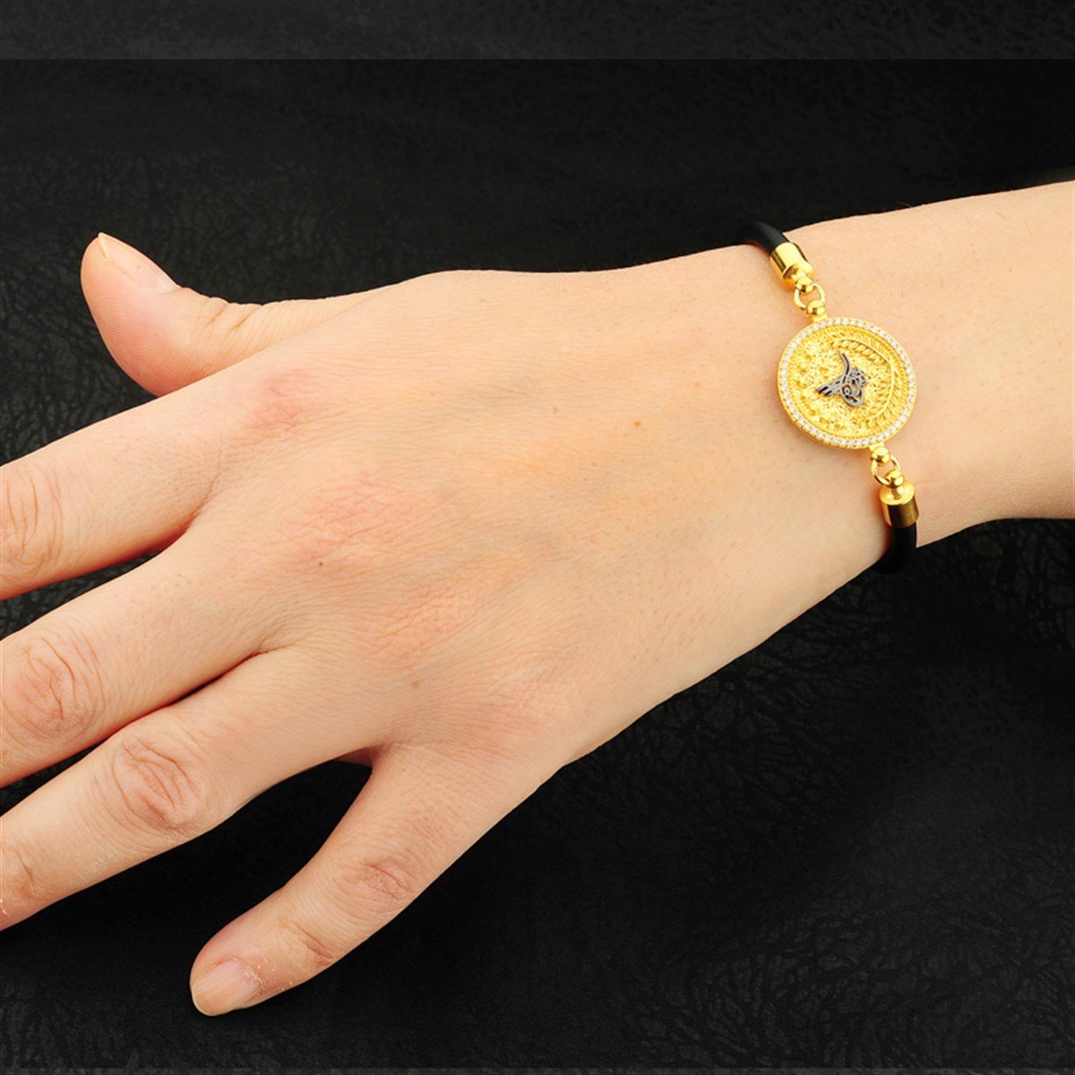 Tuğralı Beyaz Oniks Zirkon Taşlı Altın Kaplama Kauçuk Kordonlu 925 Ayar Gümüş Bileklik