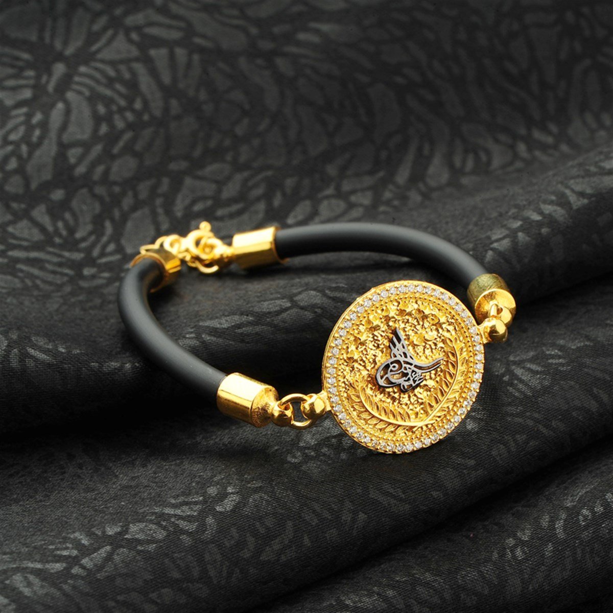 Tuğralı Beyaz Oniks Zirkon Taşlı Altın Kaplama Kauçuk Kordonlu 925 Ayar Gümüş Bileklik