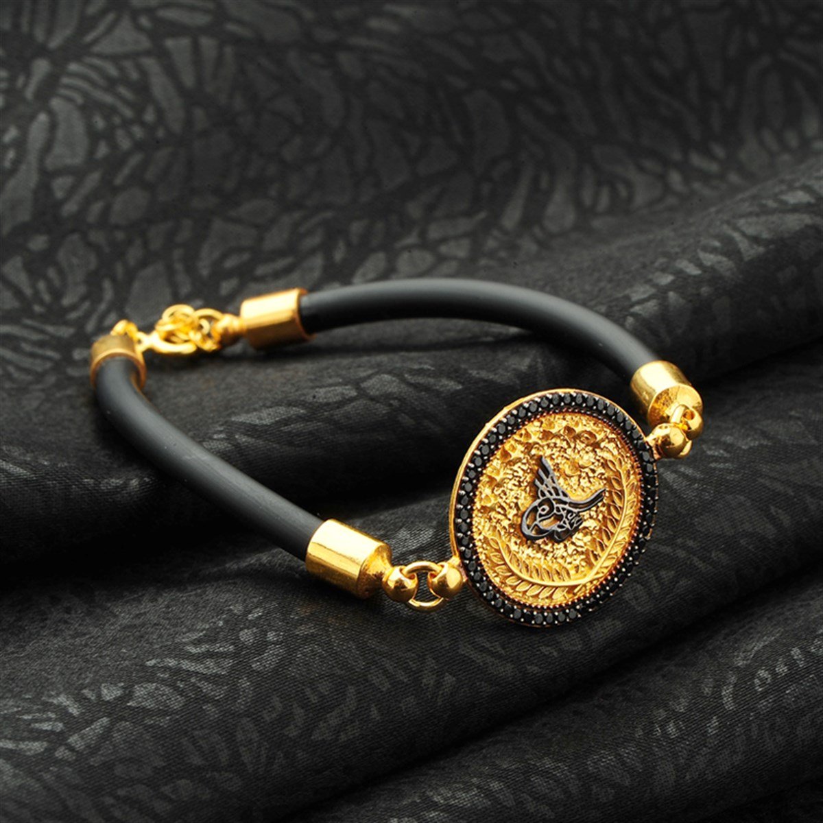 Tuğralı Siyah Oniks Zirkon Taşlı Altın Kaplama Kauçuk Kordonlu 925 Ayar Gümüş Bileklik