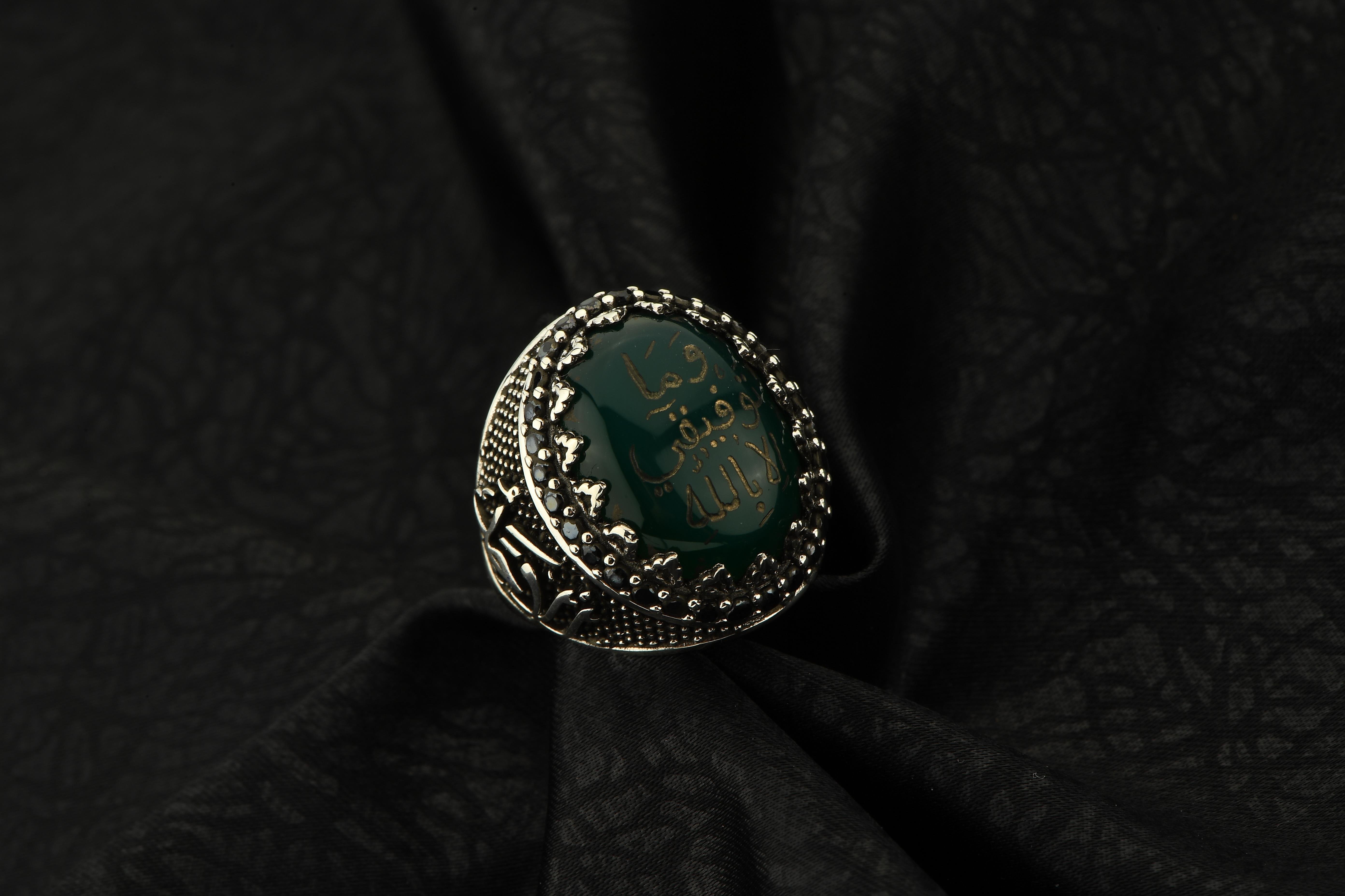 Yeşil Akik Taşı Üzerine Arapça (Ve Mâ Tevfîkî İllâ Billâh Aleyhi Tevekkeltu) Yazılı Erkek Gümüş Yüzük