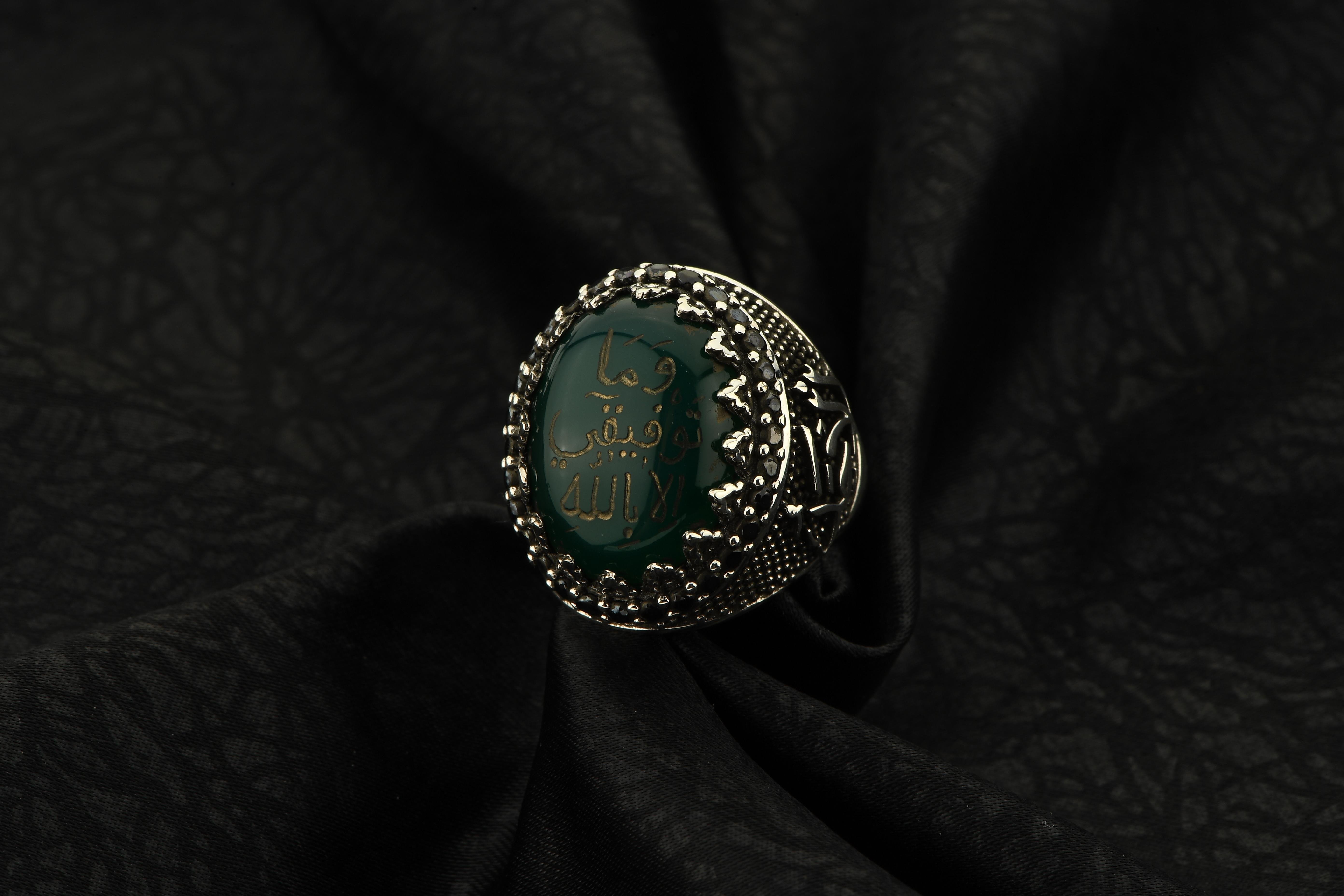 Yeşil Akik Taşı Üzerine Arapça (Ve Mâ Tevfîkî İllâ Billâh Aleyhi Tevekkeltu) Yazılı Erkek Gümüş Yüzük