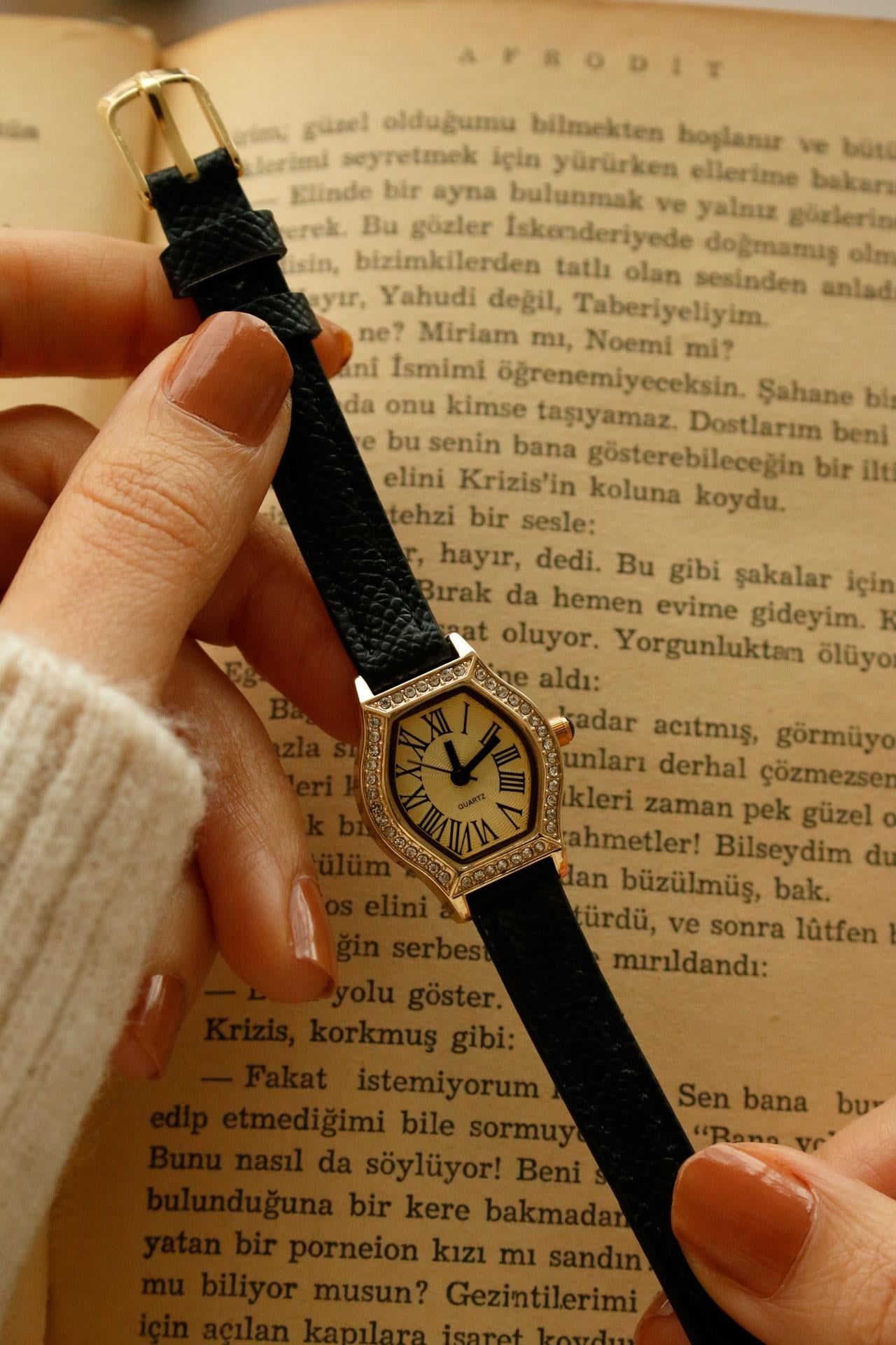 Carviano Premium Siyah Deri Kadın Kol Saati-Gold Kadran(Su Geçirmez)