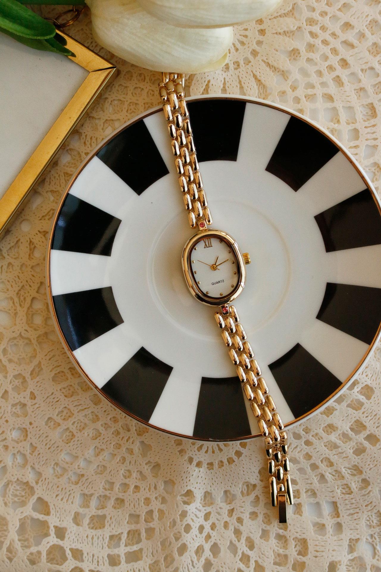 Sophie Oval Gold Metal Kadın Kol Saati(taş detaylı)