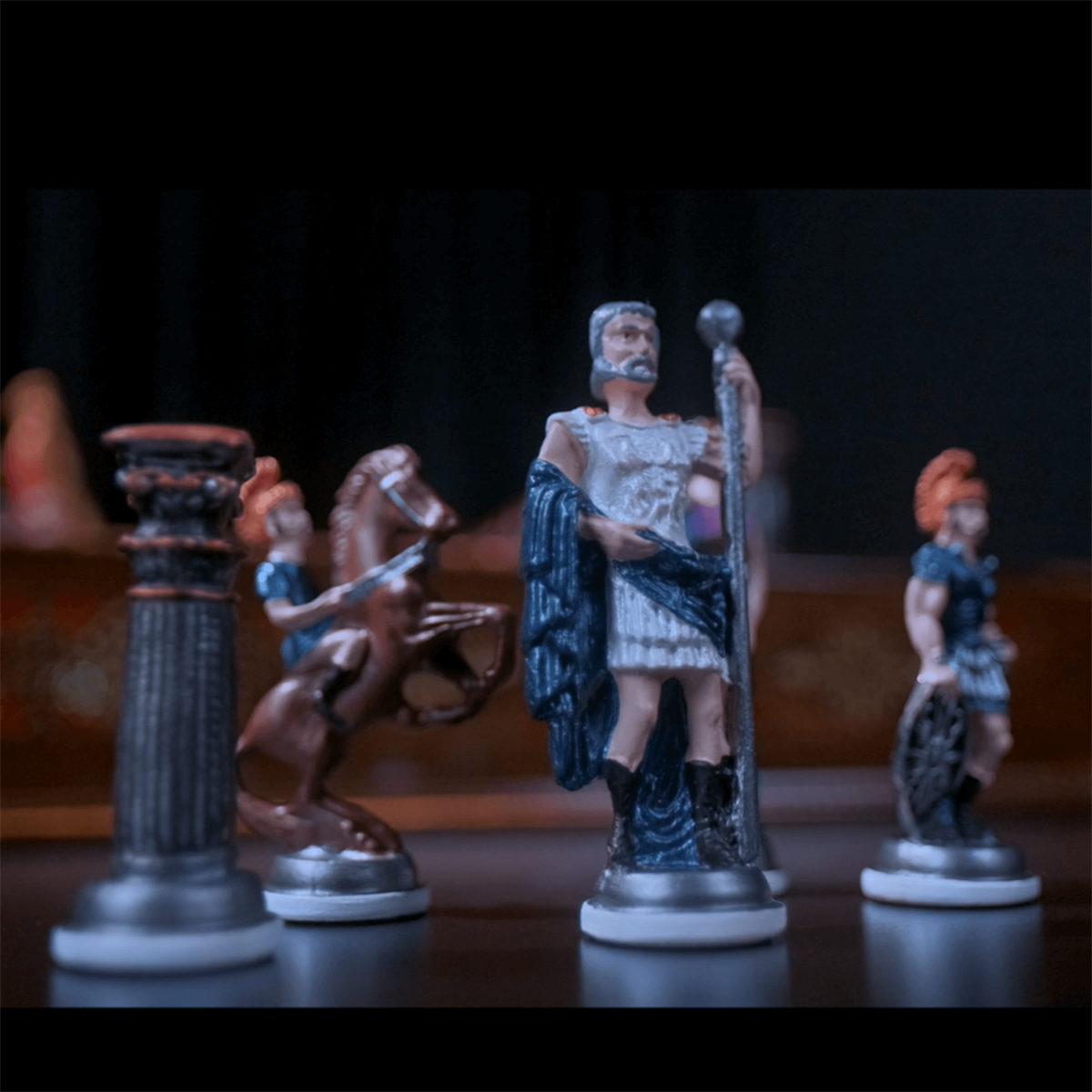 GiftHome Battal Boy Metal ROMA Pastel Satranç Takımı ve El Yapımı Masif Ahşap Çekmeceli Tahtası (51X51 cm.)