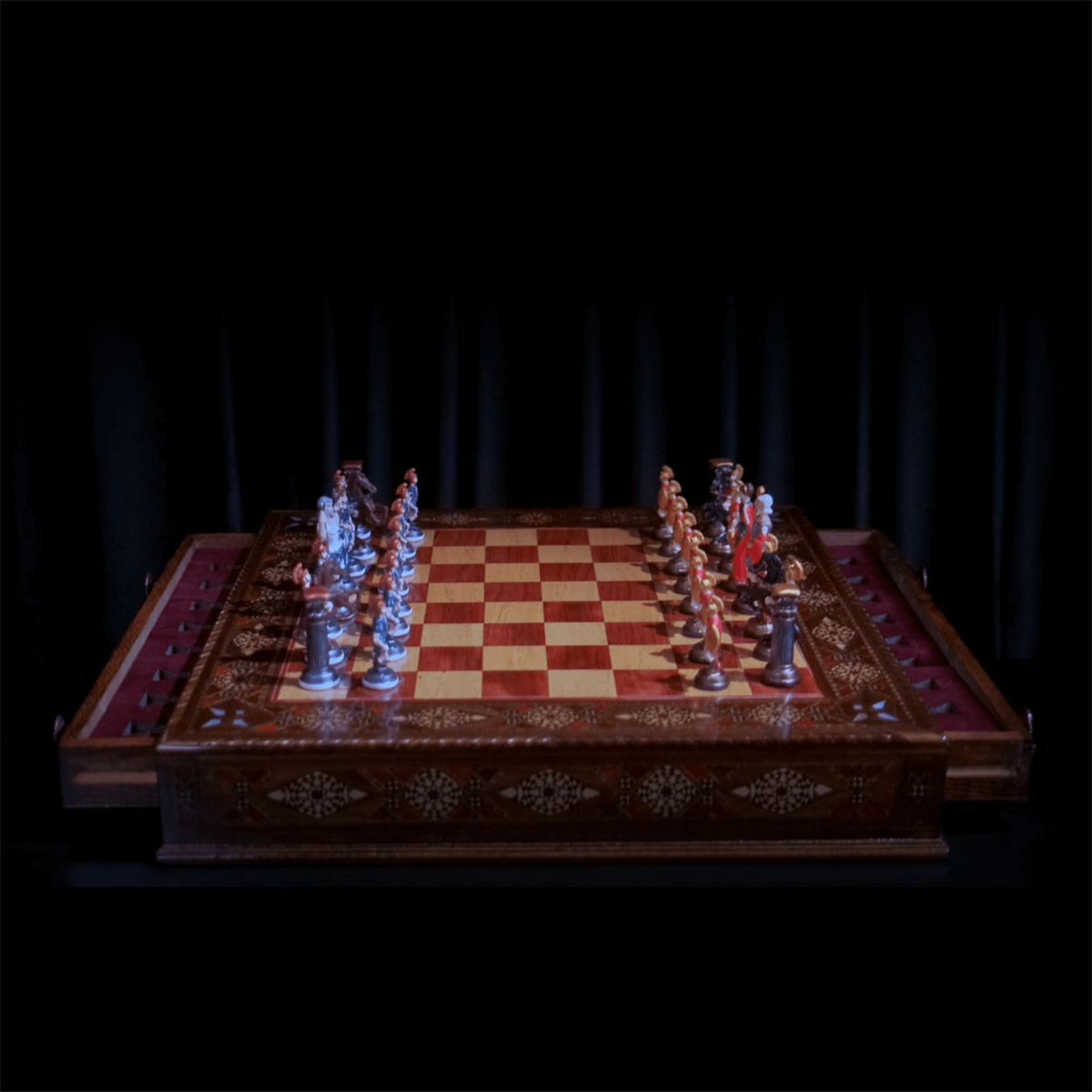 GiftHome Battal Boy Metal ROMA Pastel Satranç Takımı ve El Yapımı Masif Ahşap Çekmeceli Tahtası (51X51 cm.)