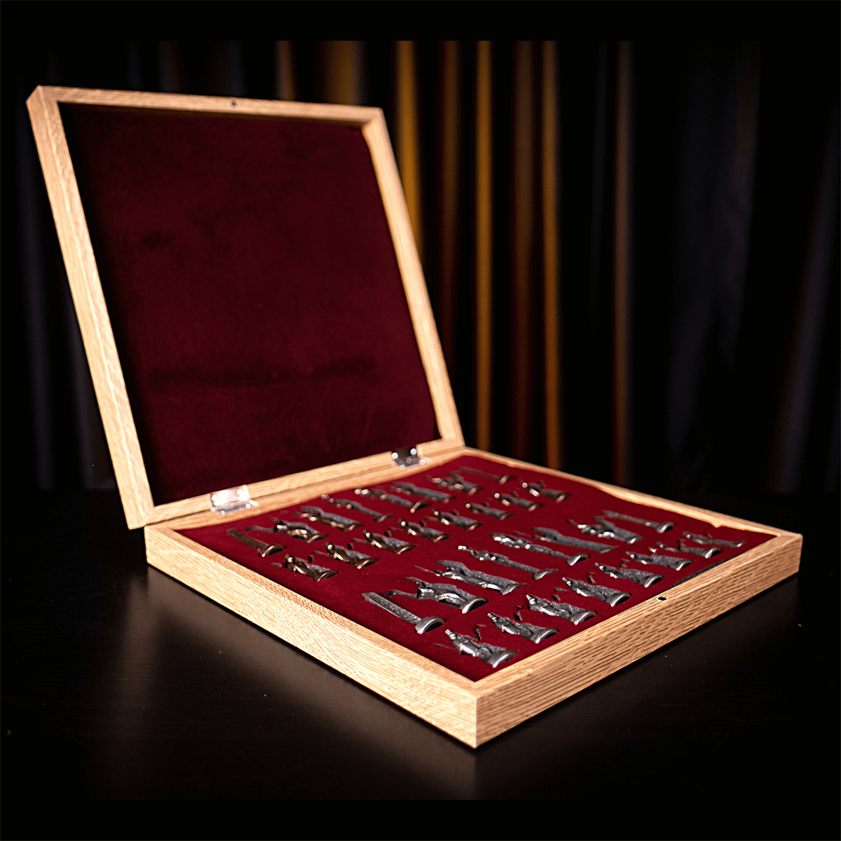 GiftHome Metal KLASİK Satranç Takımı Parlak ve Rustik Desenli MDF Sandıklı Satranç Tahtası (36X36X6 cm.)