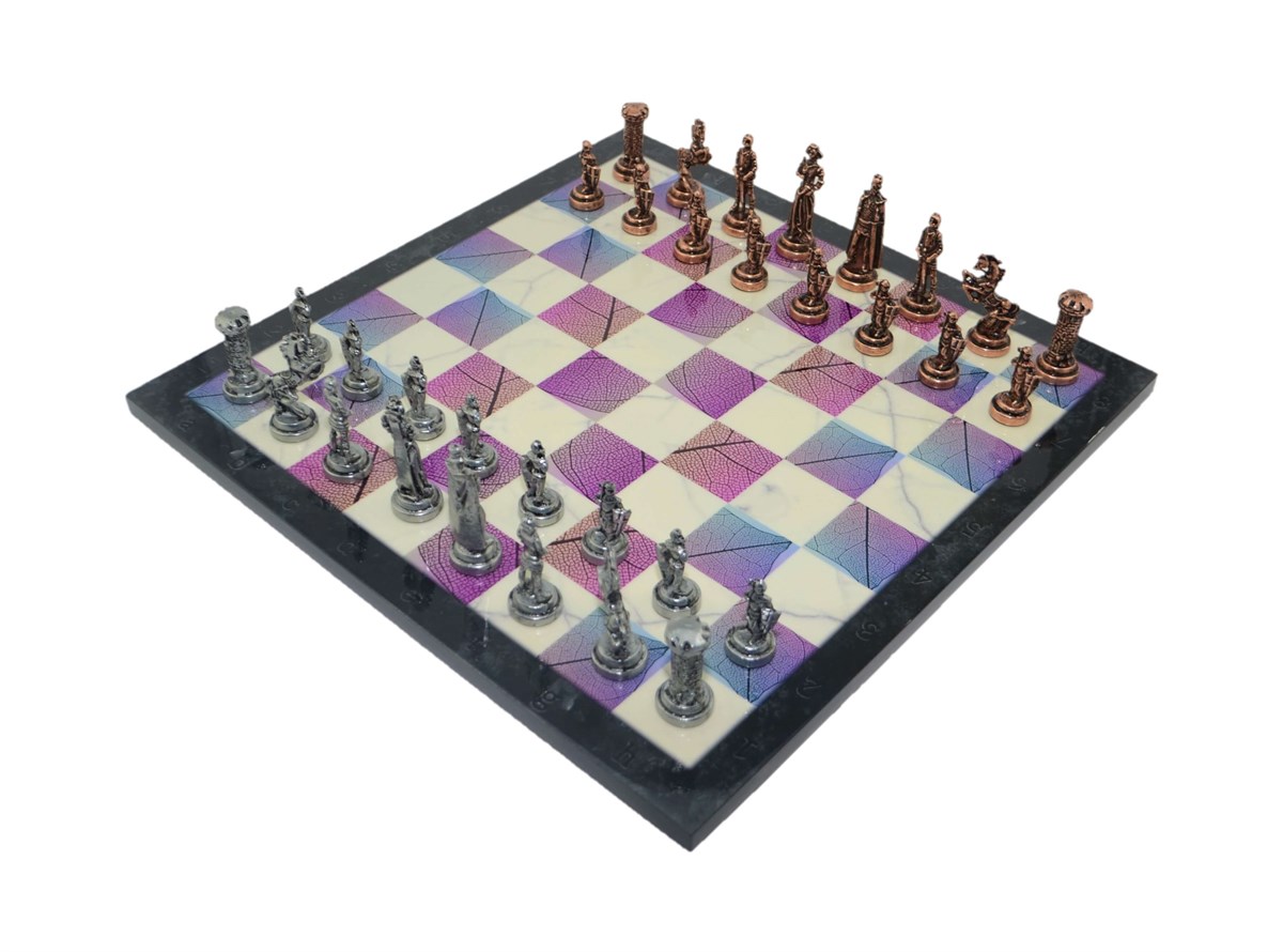 Gifthome Metal Satranç Takımı / Seti ; Orta Boy, İngiliz Figürlü, Antik Satranç Taşı ve MDF, Bahar Desenli Satranç Tahtası