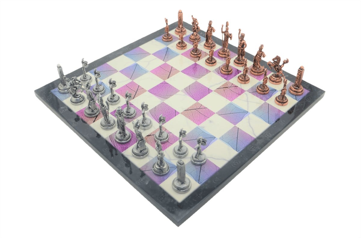 Gifthome Metal Satranç Takımı / Seti ; Orta Boy, Yunan Figürlü, Antik Satranç Taşı ve MDF, Bahar Desenli Satranç Tahtası