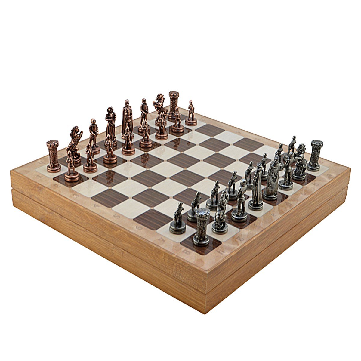 GiftHome Orta Boy Metal İngiliz Satranç Takımı Antik ve Rustik Desenli Sandıklı MDF Tahtası (36x36x6 cm.)